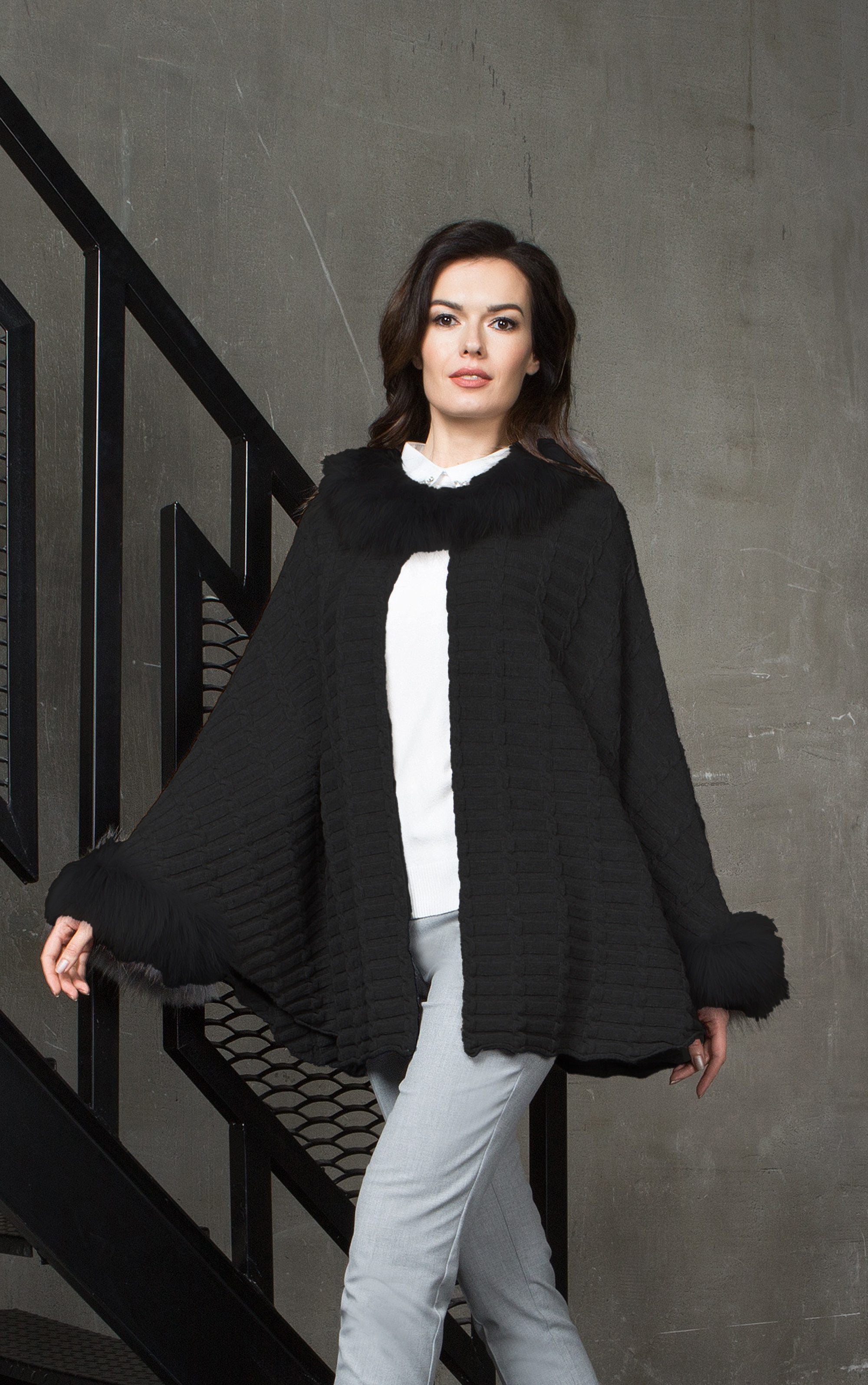 Poncho aus strukturiertem Strick mit Pelzkragen