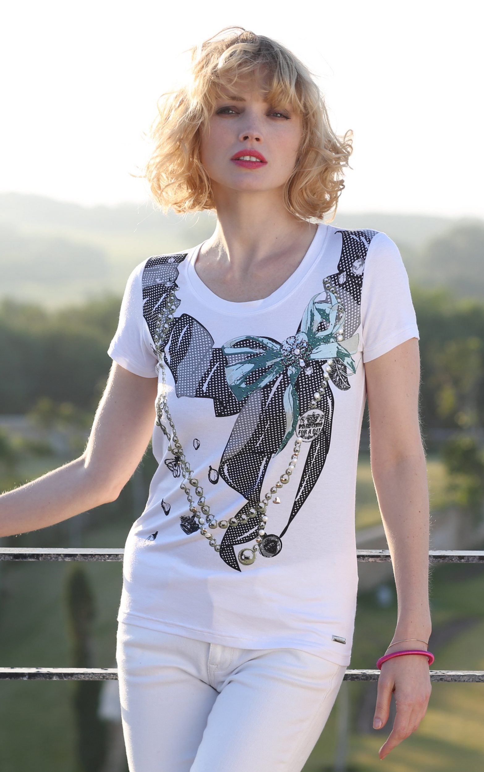 T-Shirt mit Schleifen- und Juwelenaufdruck