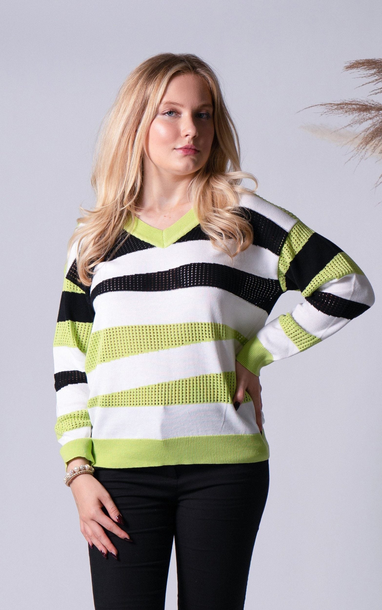 Pullover mit asymmetrischen Streifen und V-Ausschnitt