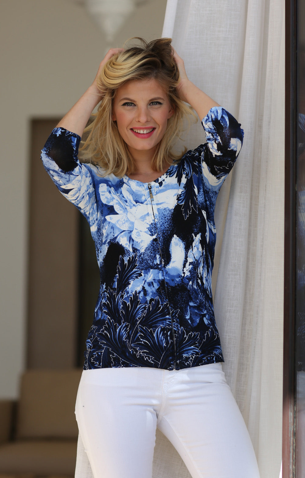 Twinset mit blauem abstraktem Blumendruck