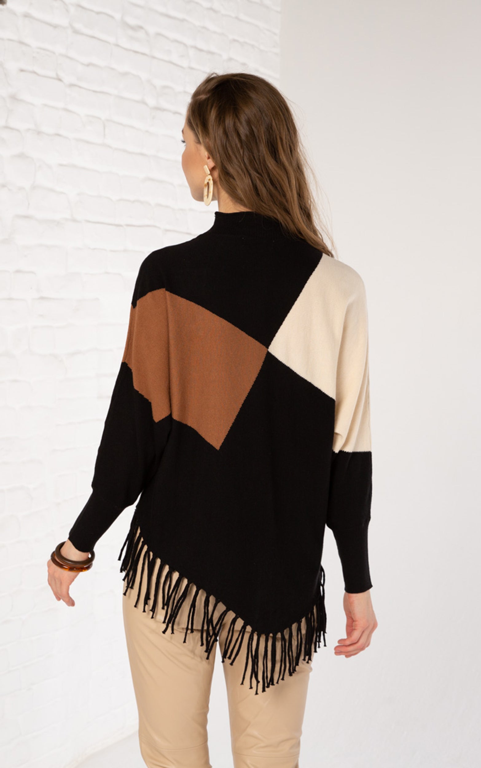 Strickpullover mit asymmetrischem Saum mit Fransen