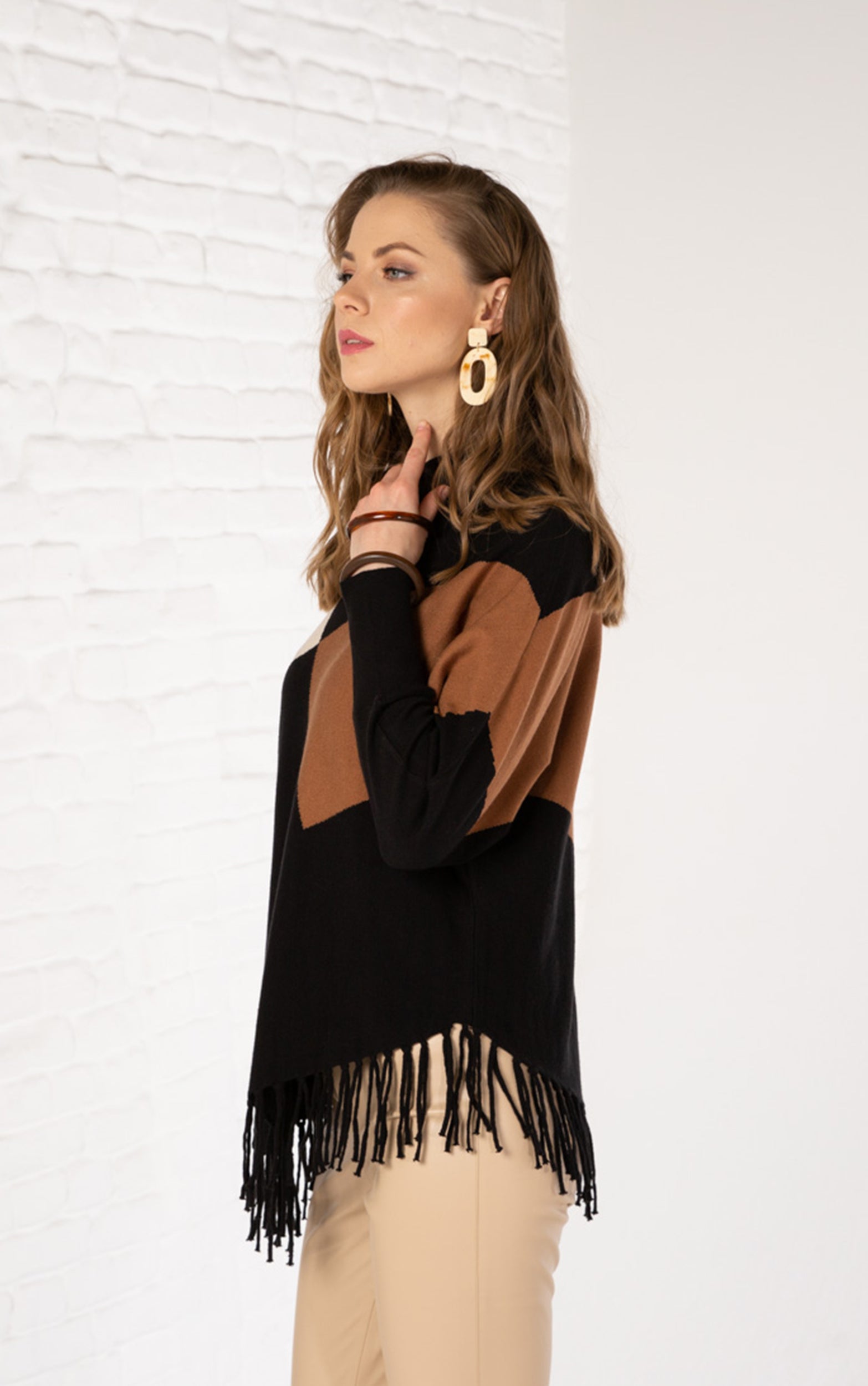 Strickpullover mit asymmetrischem Saum mit Fransen