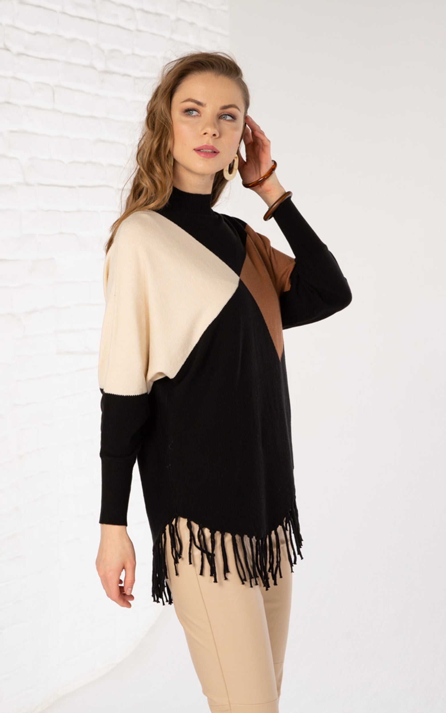 Strickpullover mit asymmetrischem Saum mit Fransen