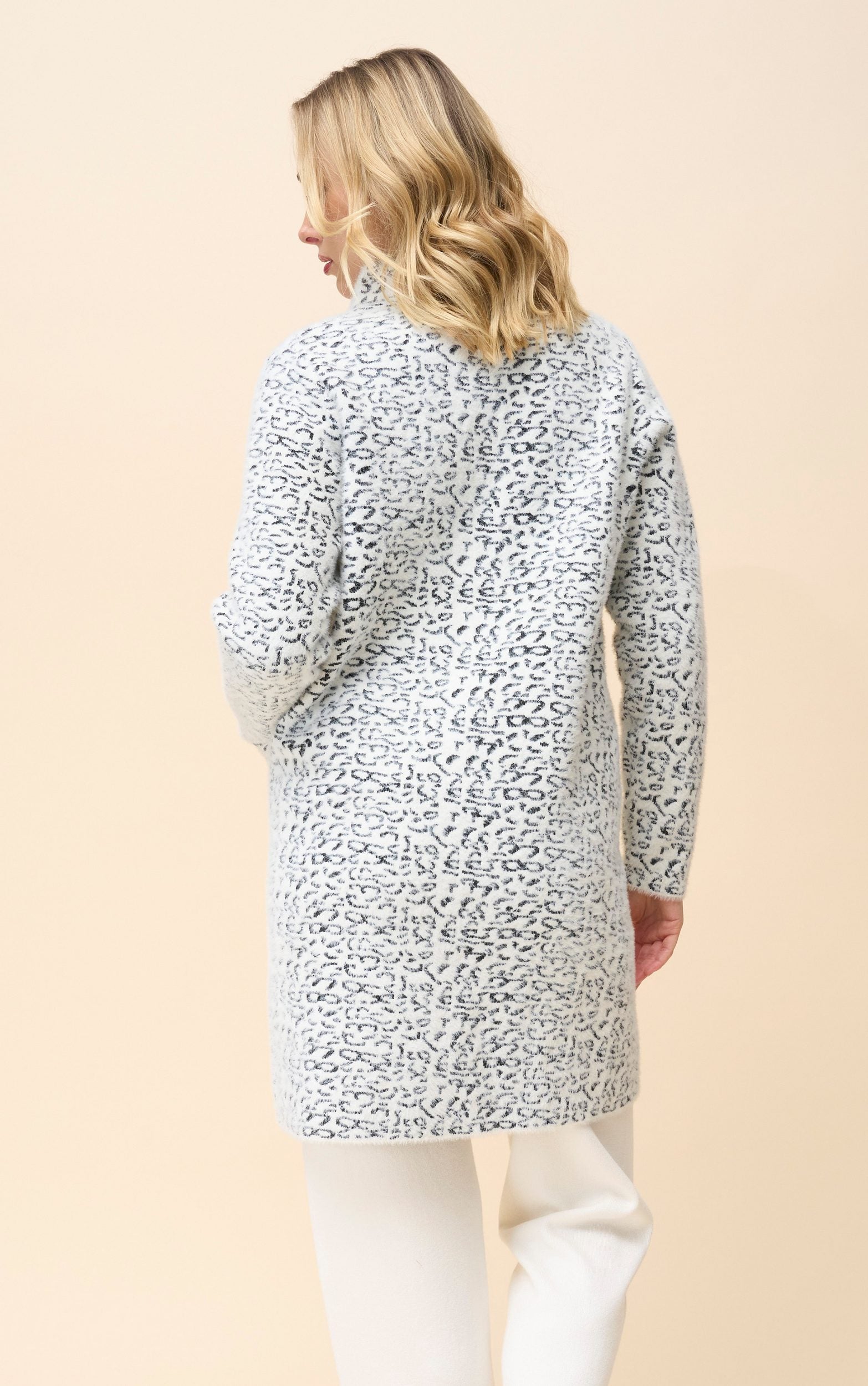 Wintermantel mit Leopardenmuster und flauschiger Textur
