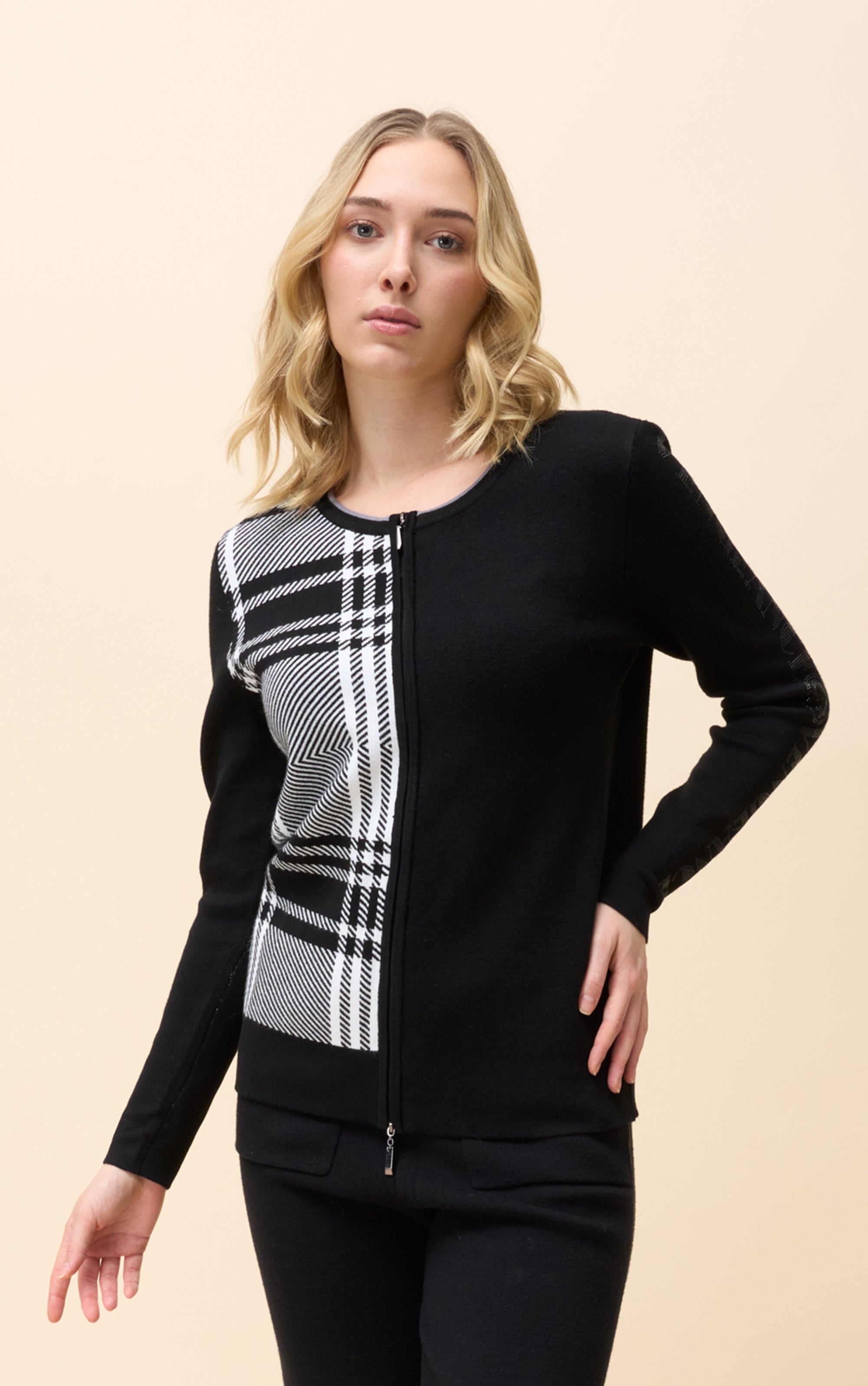 Strickjacke mit Karomuster und Reißverschluss