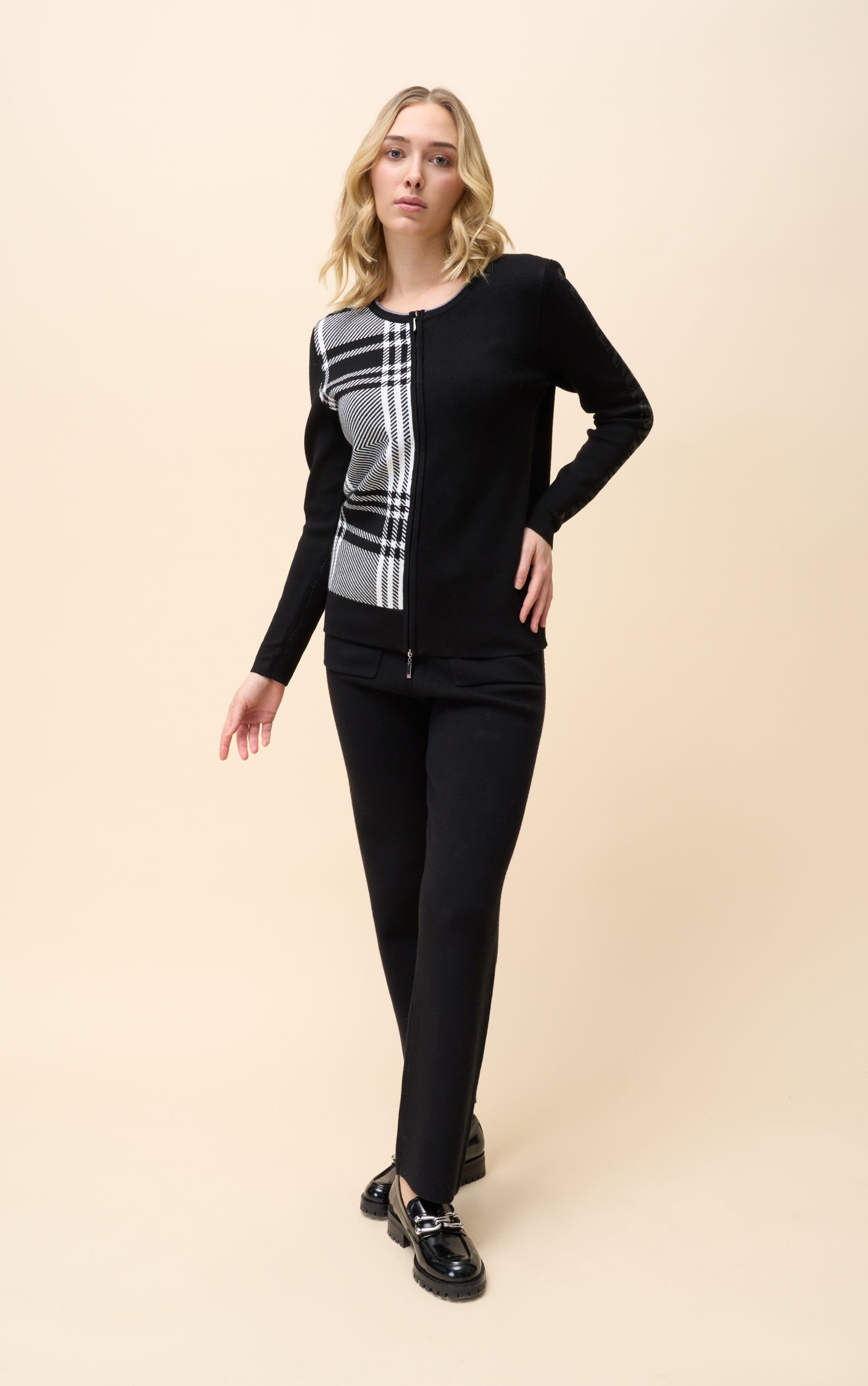 Strickjacke mit Karomuster und Reißverschluss