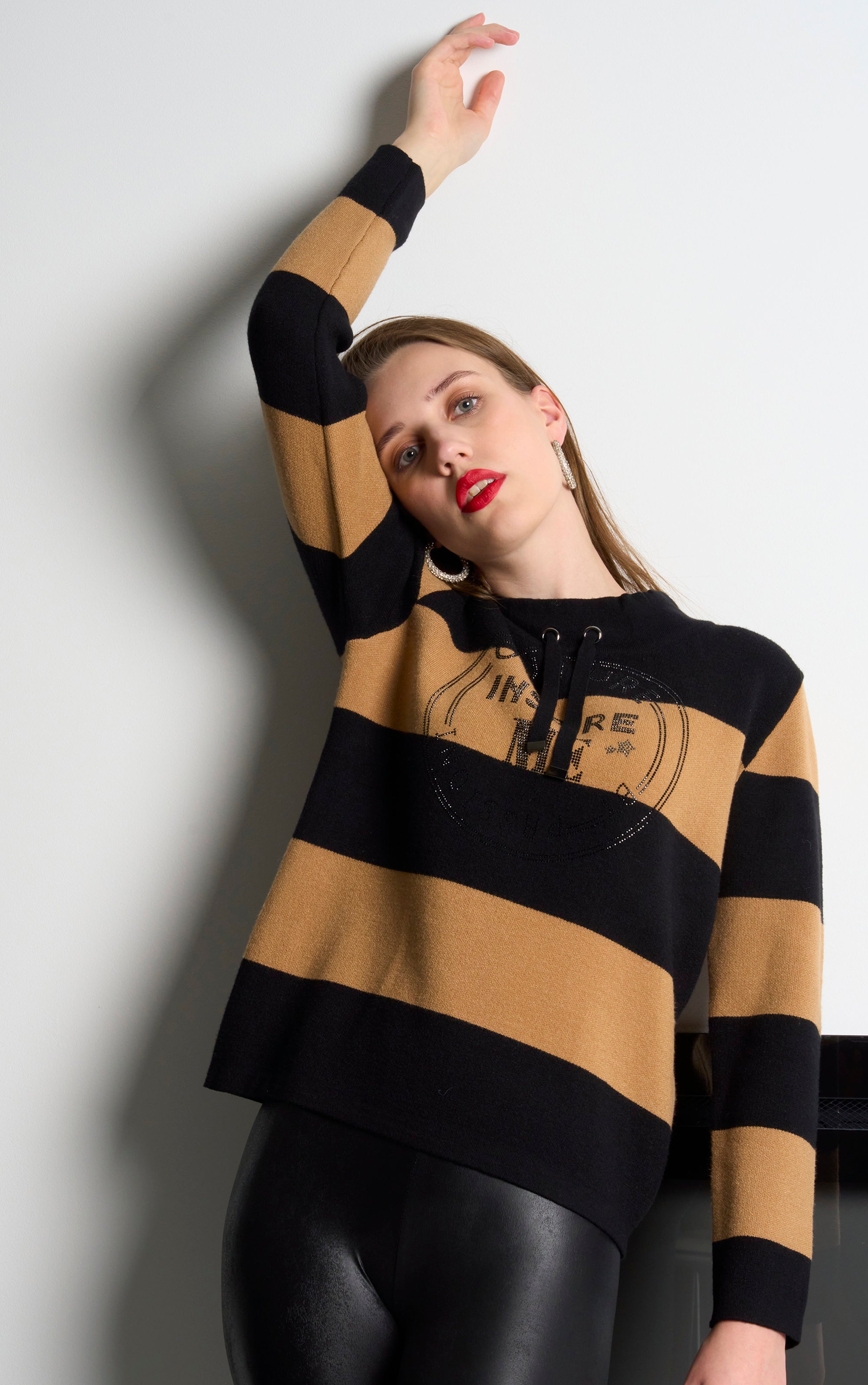 Sweatshirt mit „Inspire Me“-Schriftzug aus Strass