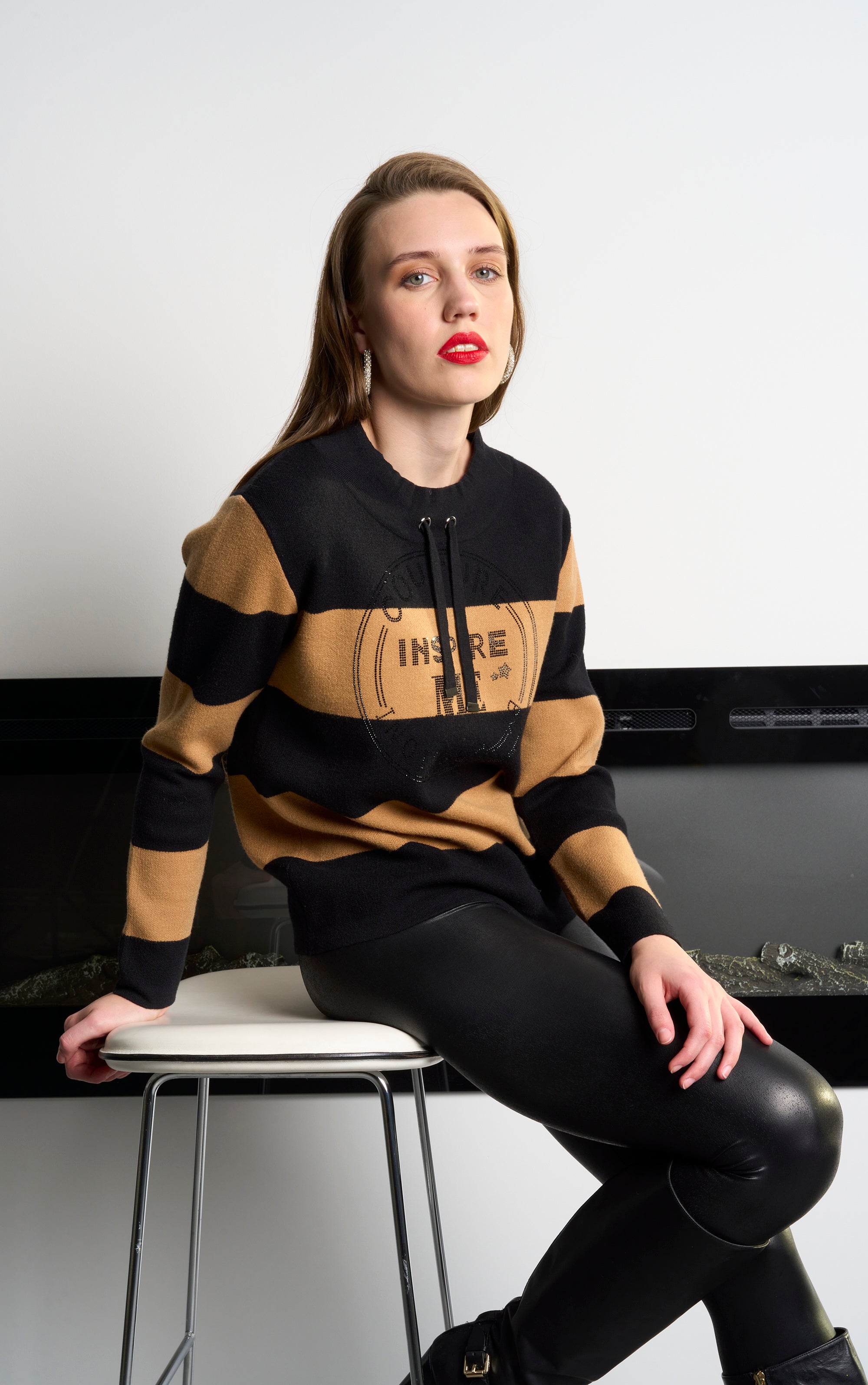 Sweatshirt mit „Inspire Me“-Schriftzug aus Strass