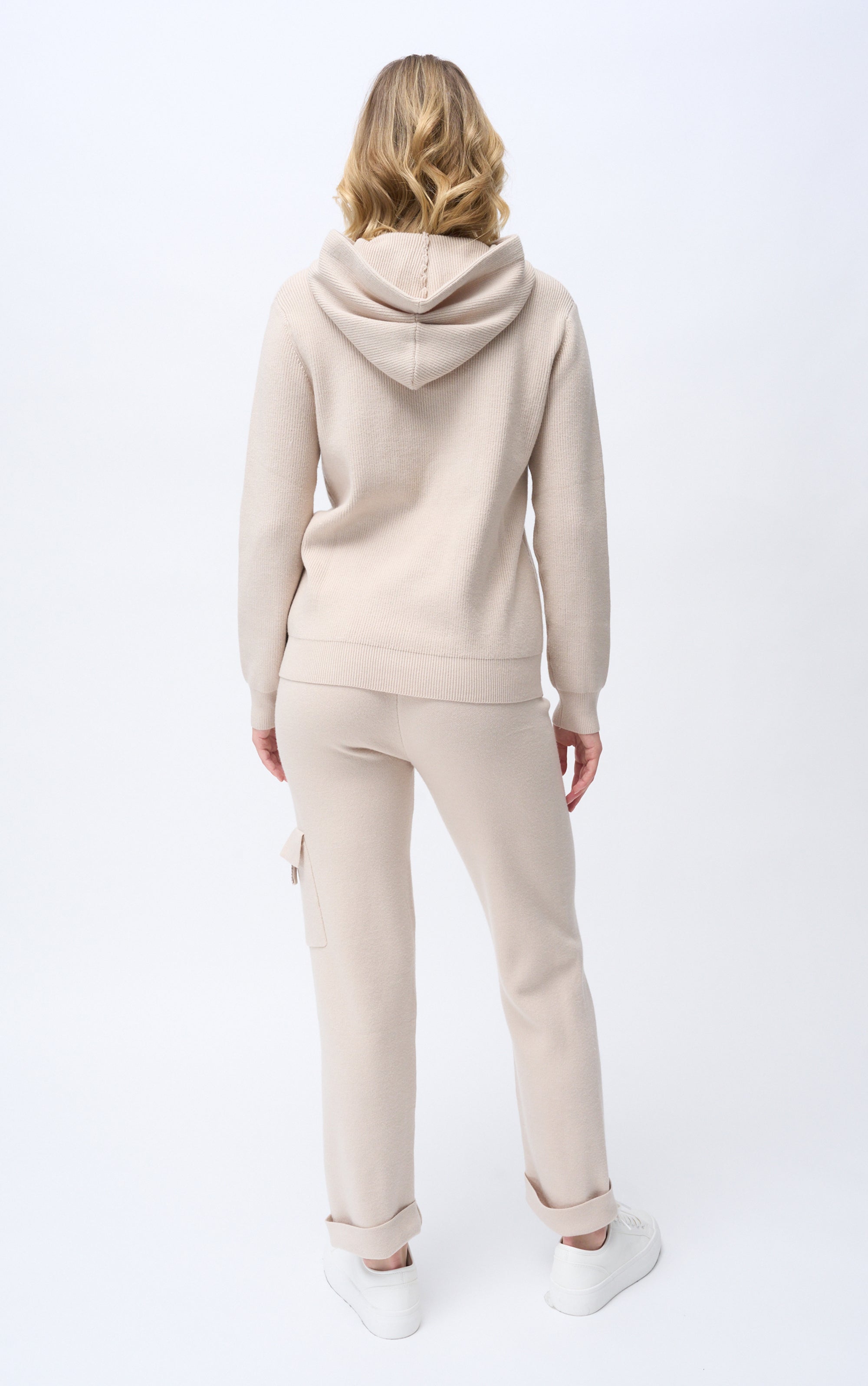 Strickhose mit Taschendetail an einem Bein
