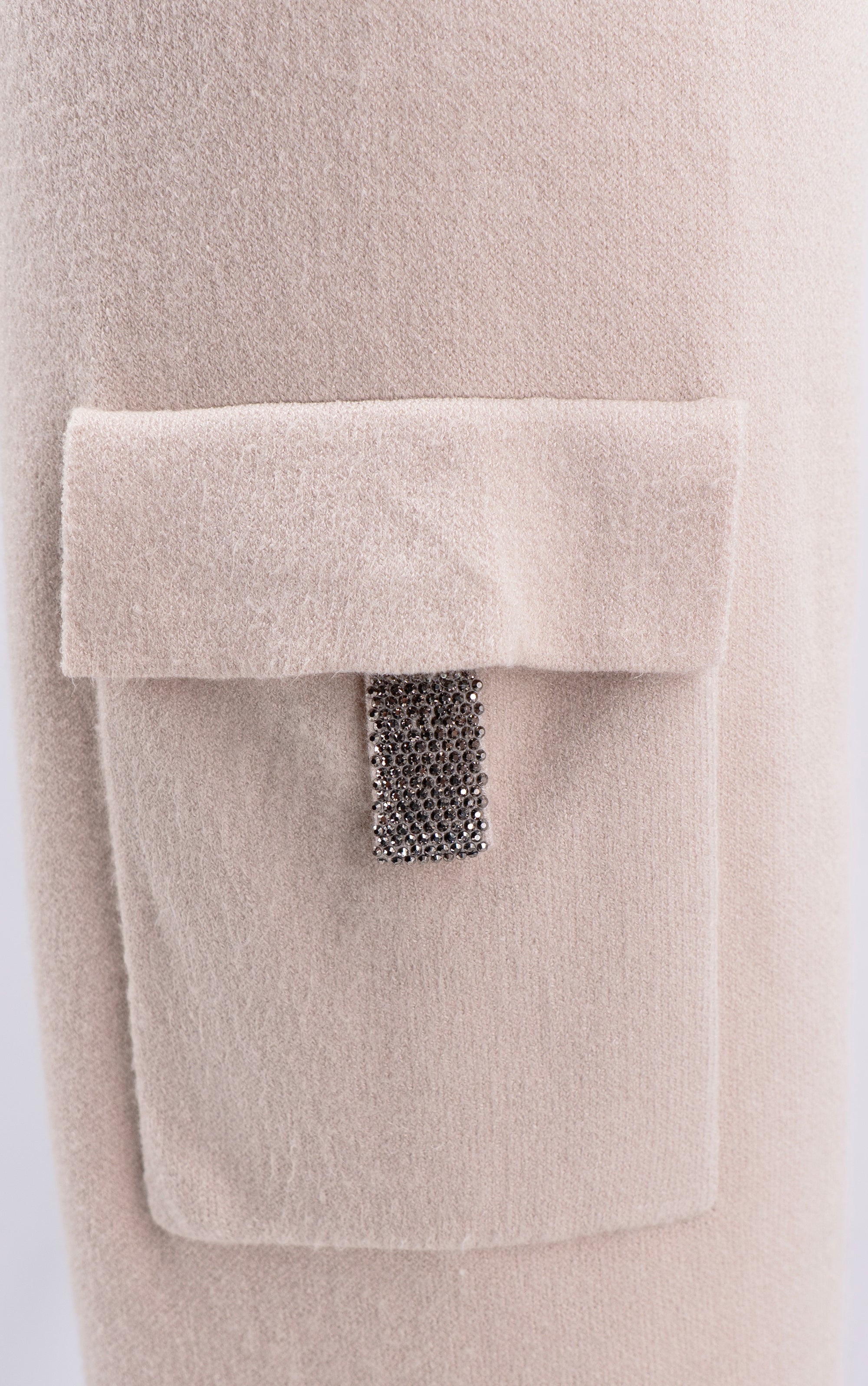Strickhose mit Taschendetail an einem Bein