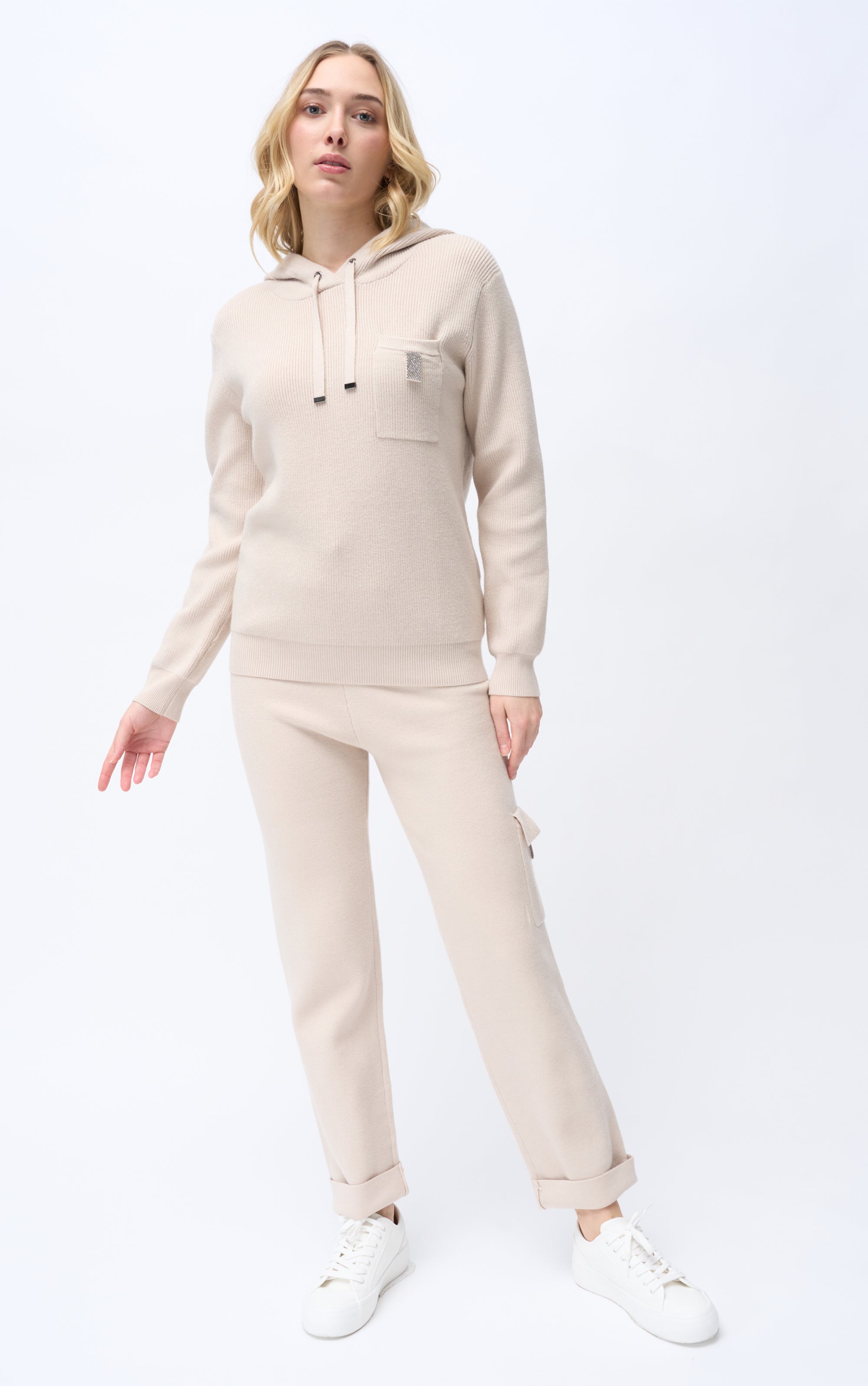 Strickhose mit Taschendetail an einem Bein