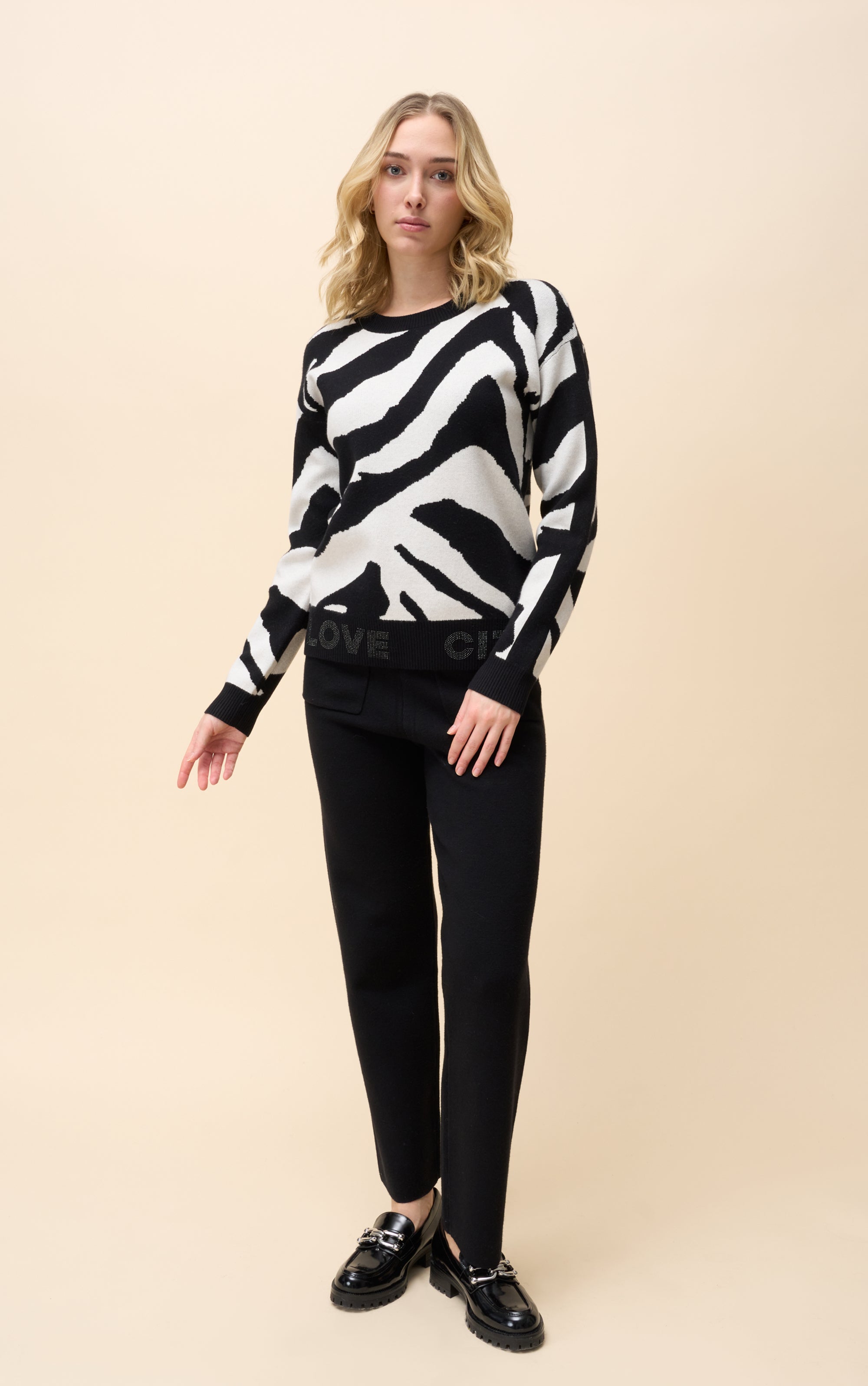 Strickpullover mit grafischem Zebramuster und Strassdetails
