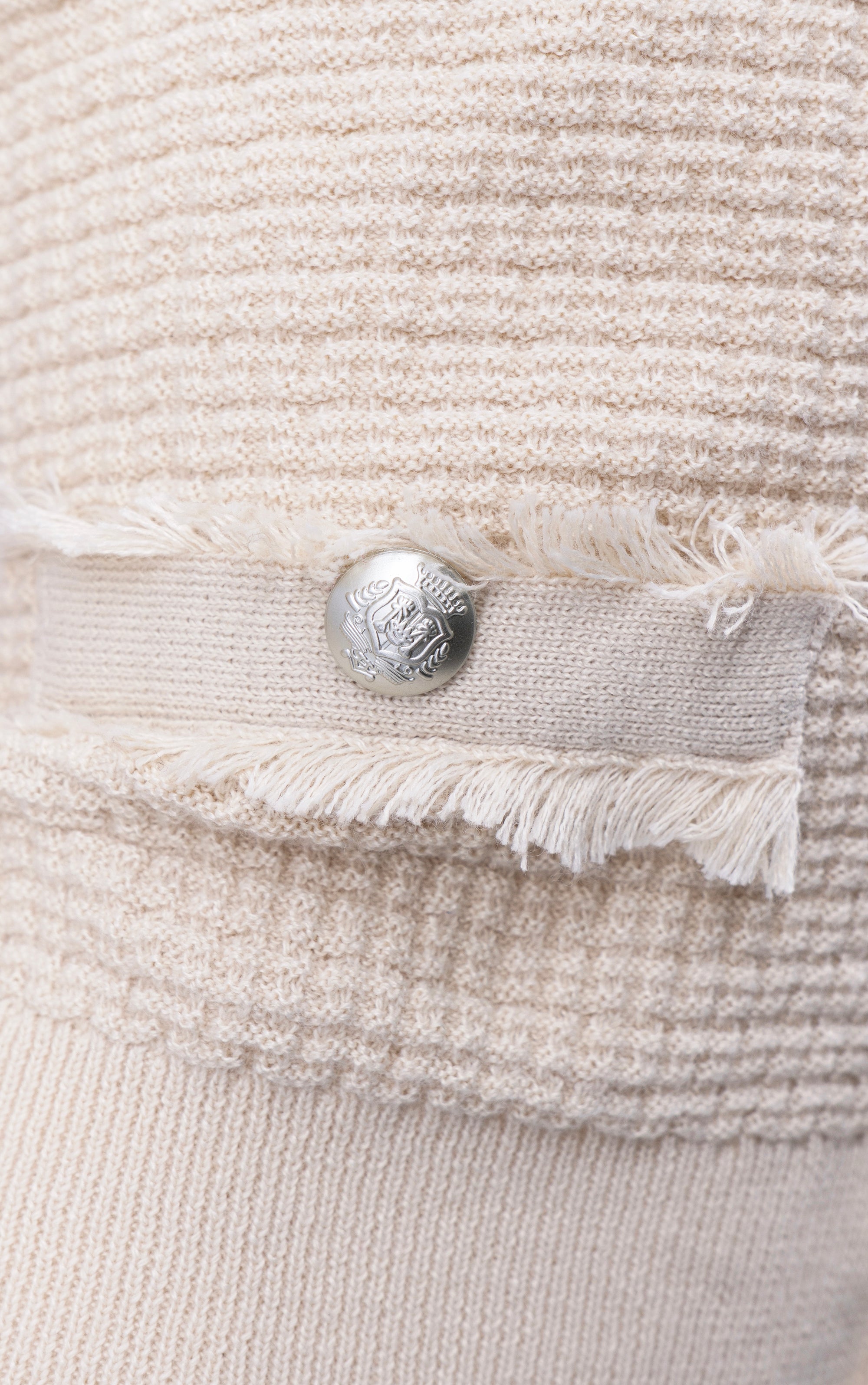 Elegante Strickjacke mit Stofffaserdetails