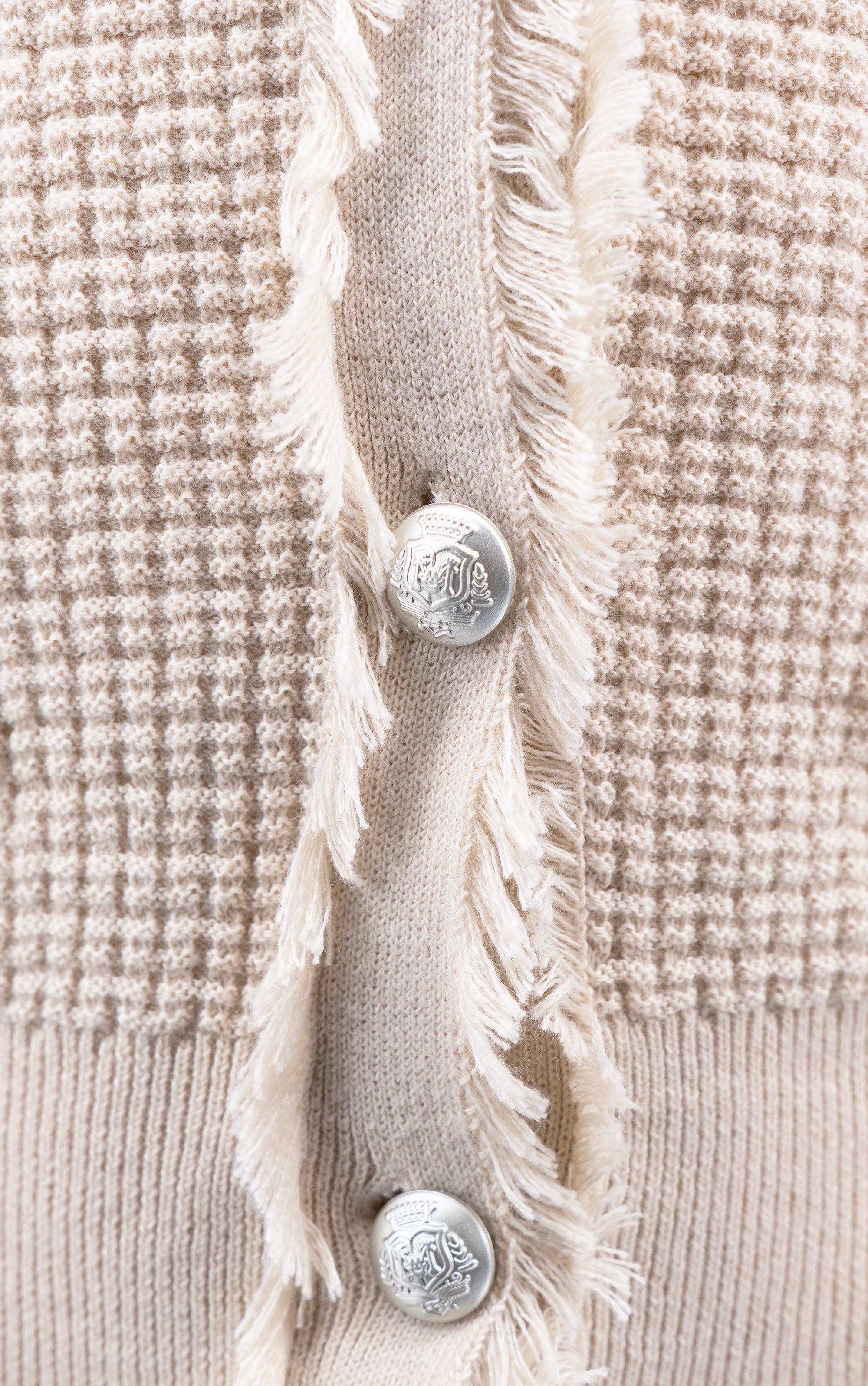 Elegante Strickjacke mit Stofffaserdetails