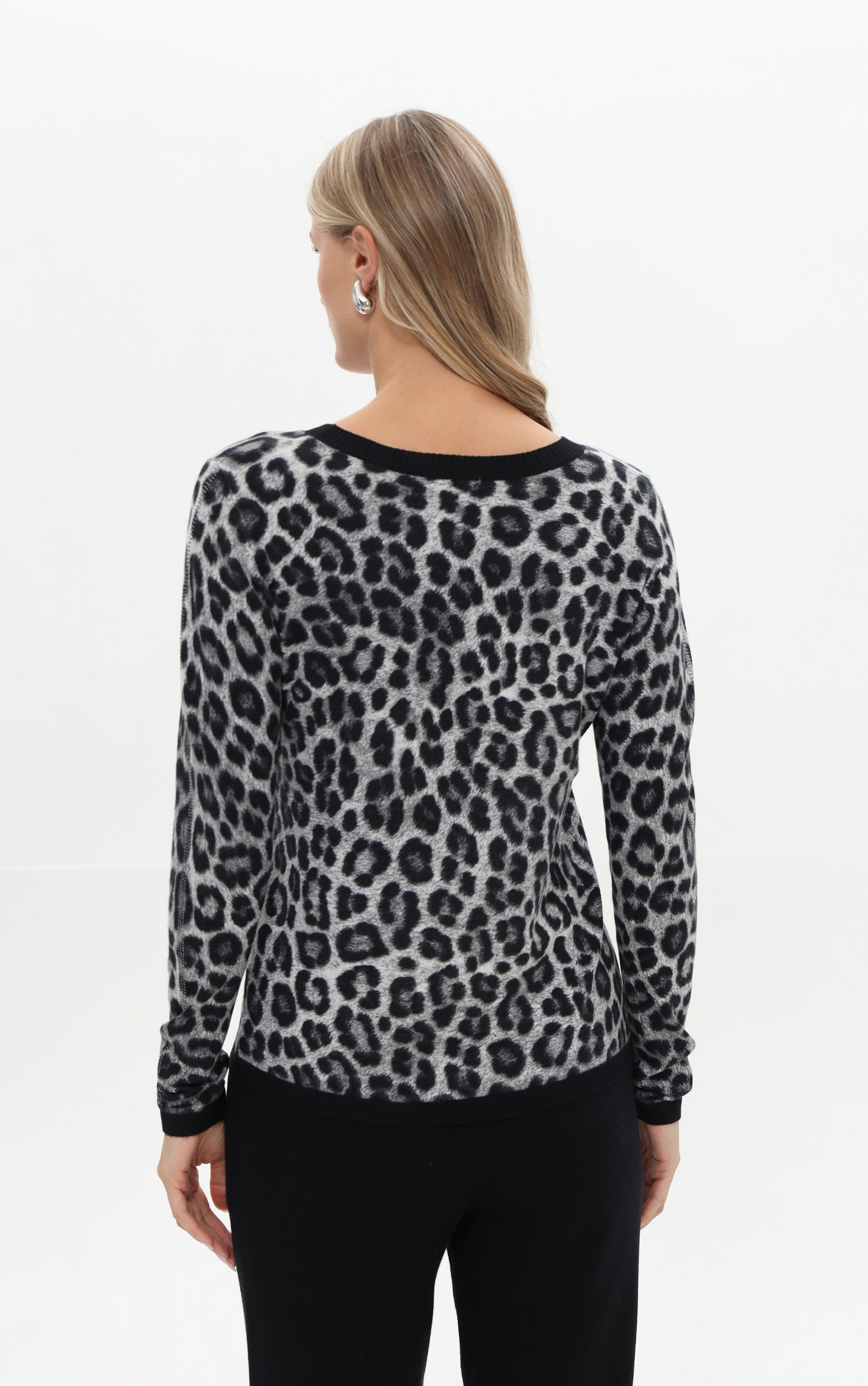 Rundhalspullover mit Leoprint