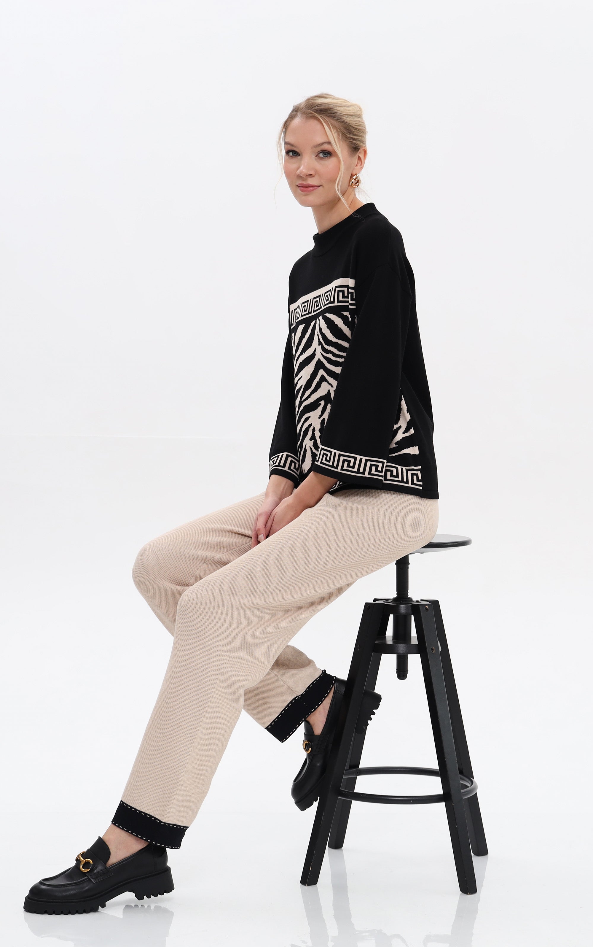 Pullover mit Zebraprint und Stehkragen