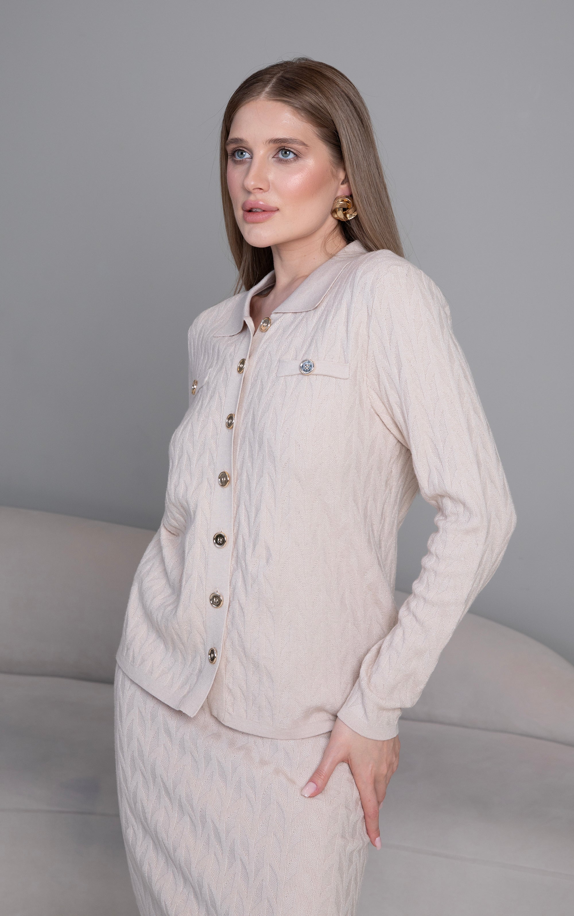 Strickjacke mit mit Zopfmuster und Knopfleiste