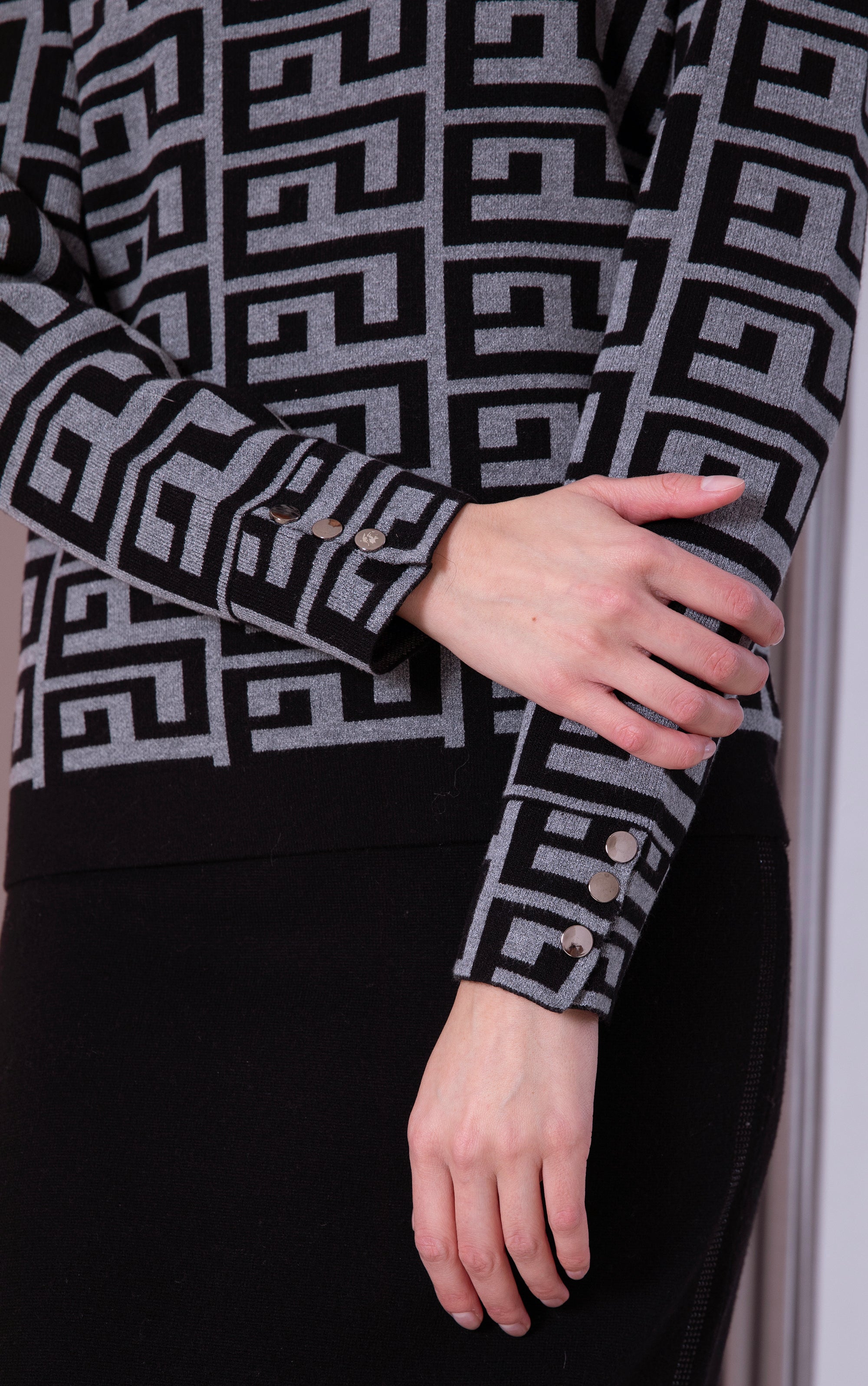 Strickpullover mit Mäandermuster