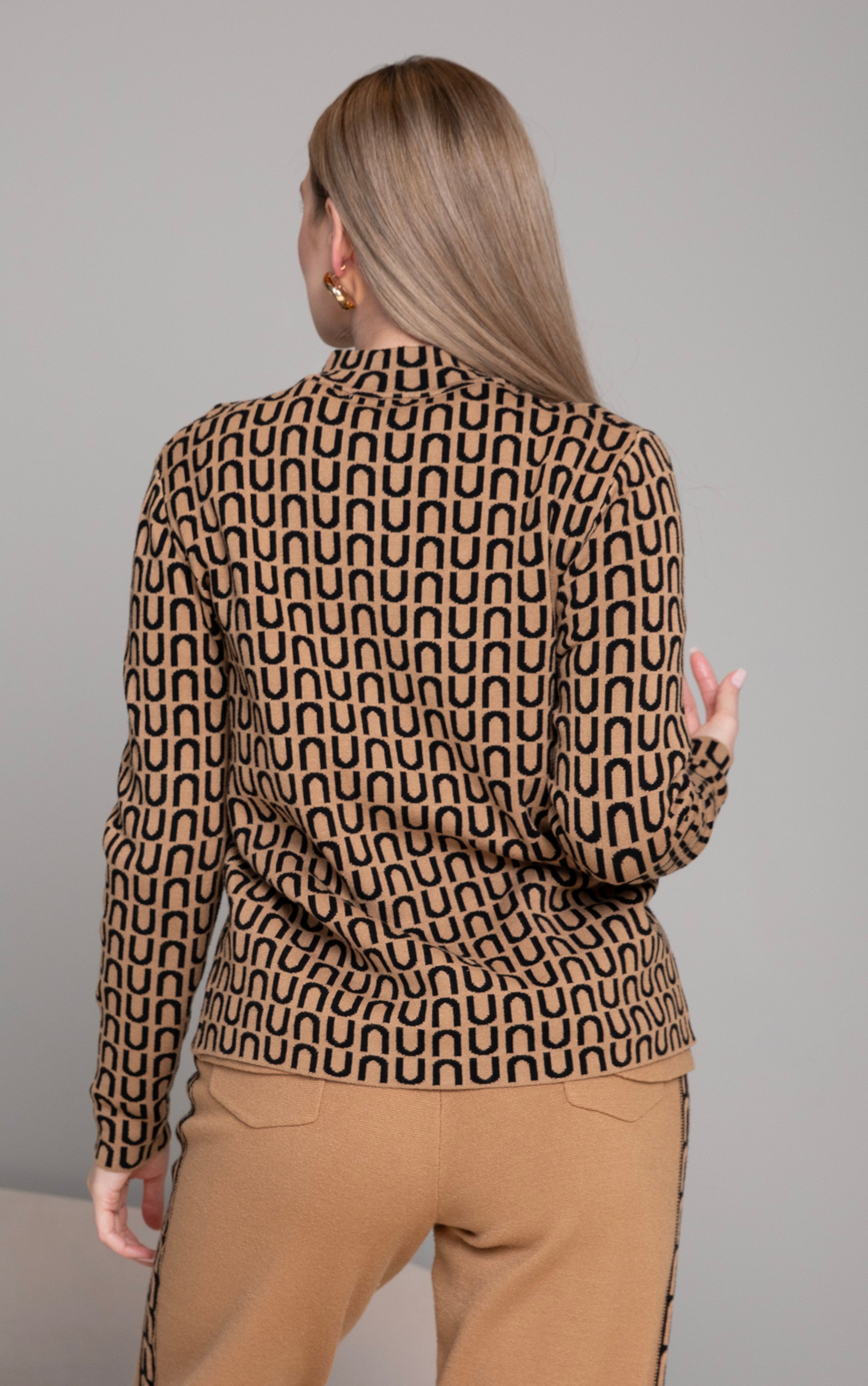 Strickjacke mit geometrischem Muster