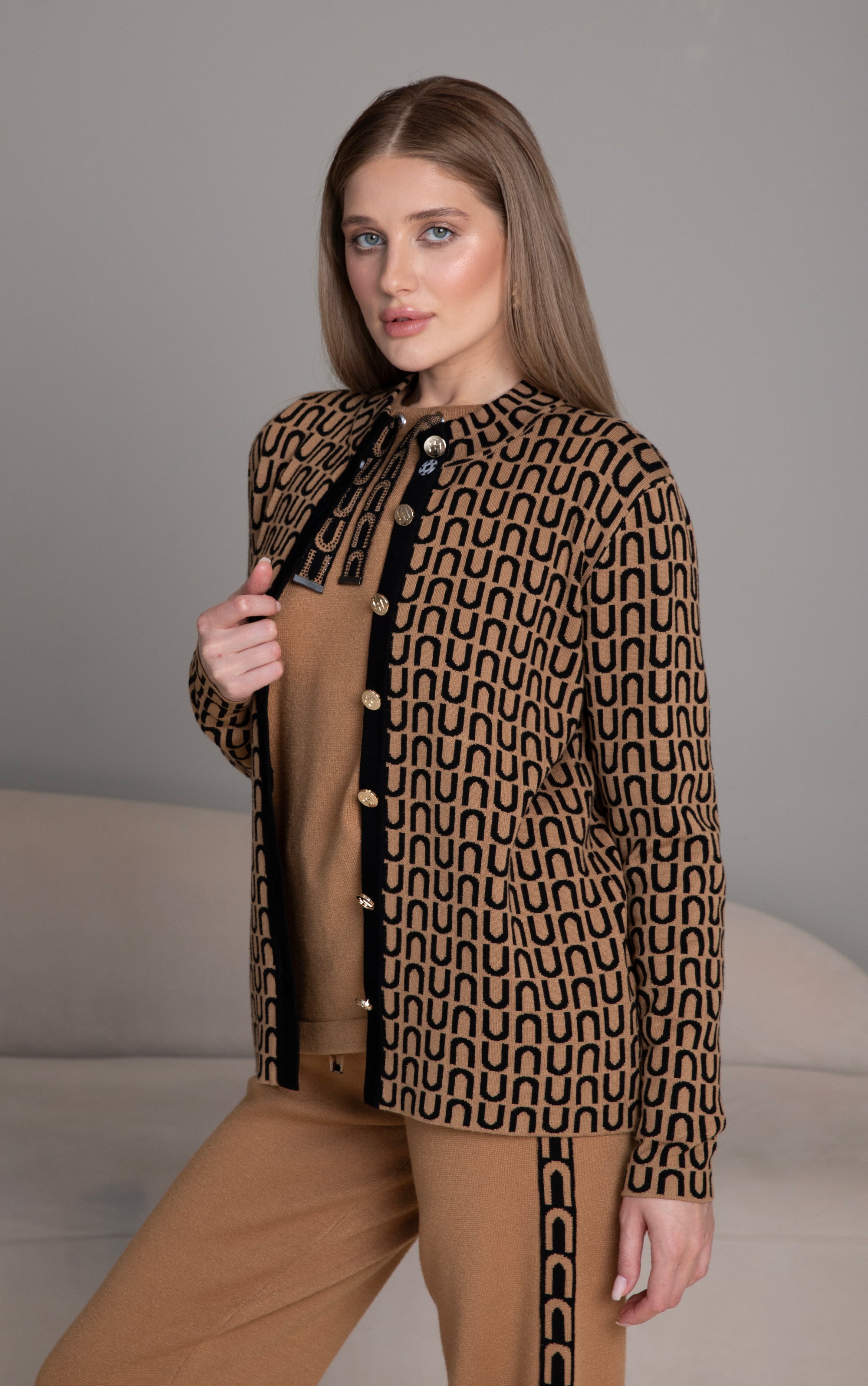 Strickjacke mit geometrischem Muster