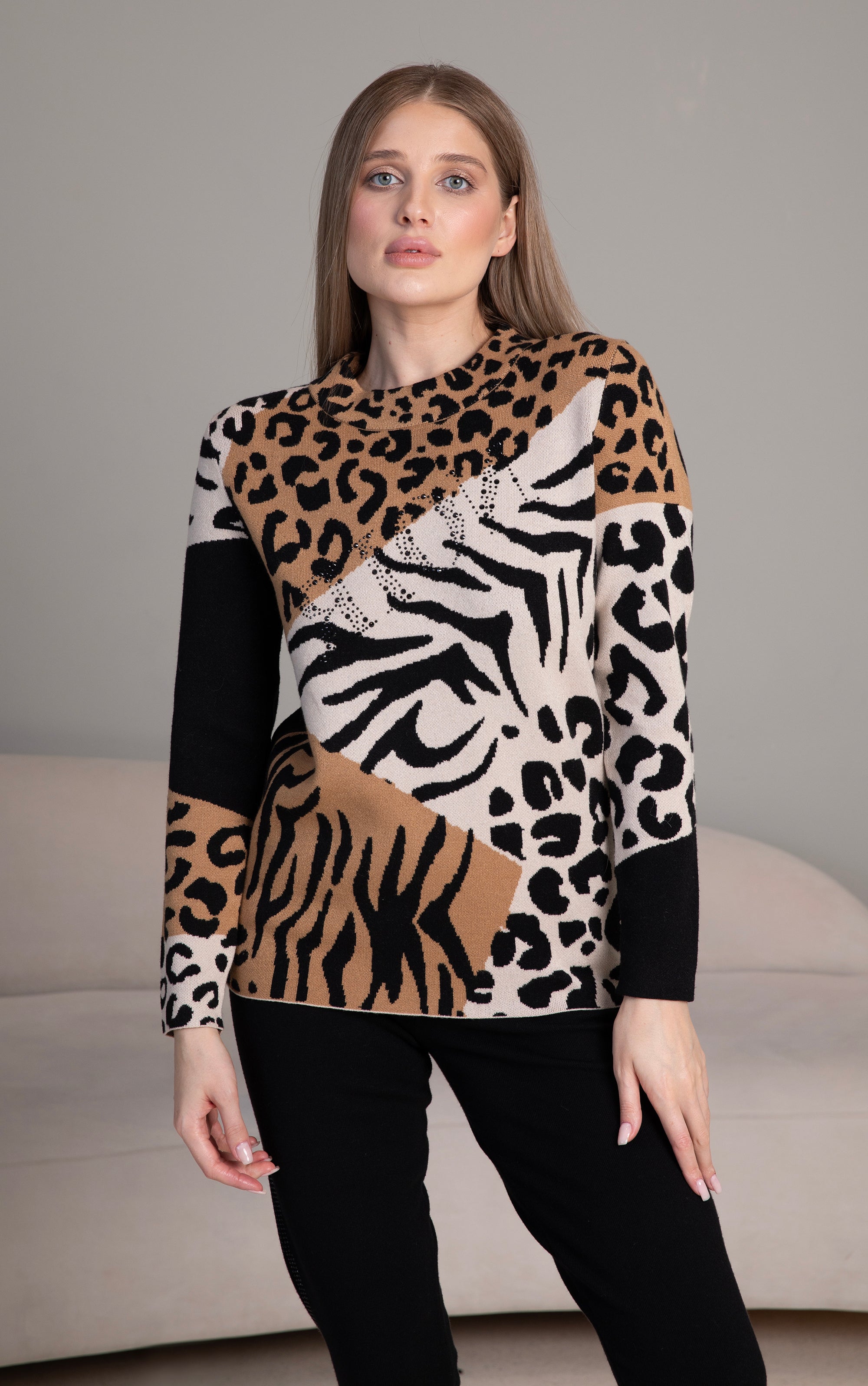 Pullover mit Stehkragen und Strassdetails