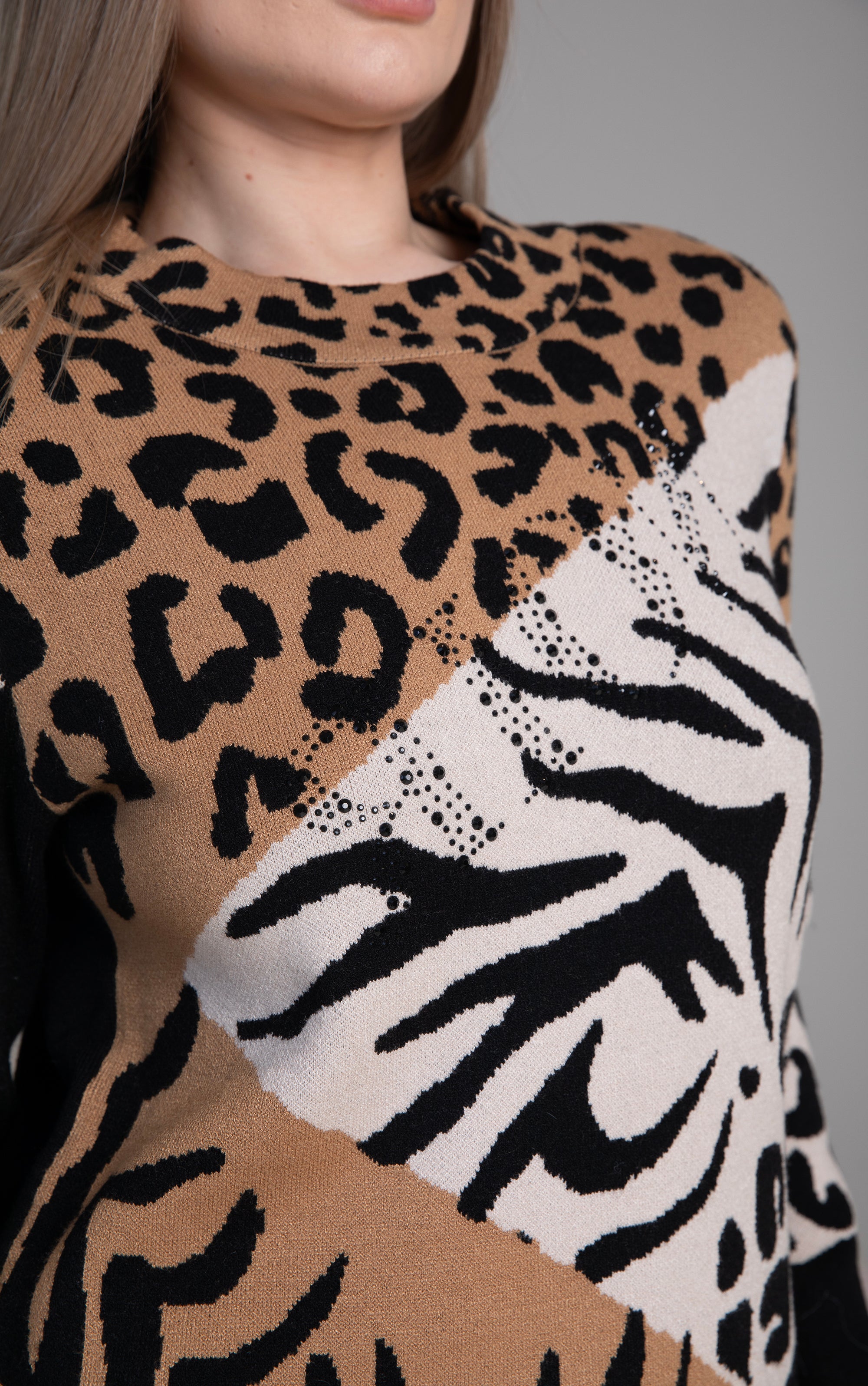 Pullover mit Stehkragen und Strassdetails
