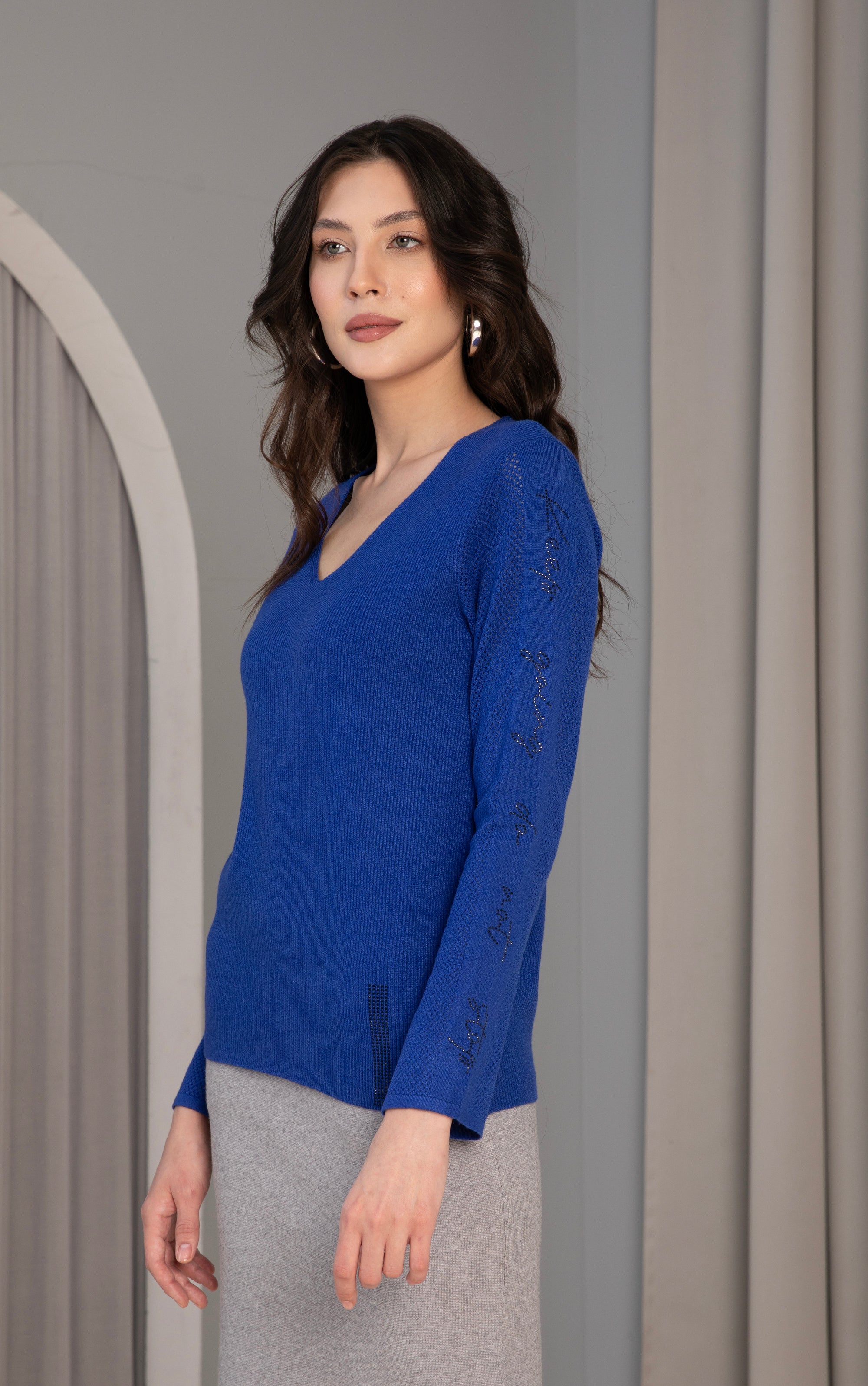 Pullover mit V-Ausschnitt und Strassdetails