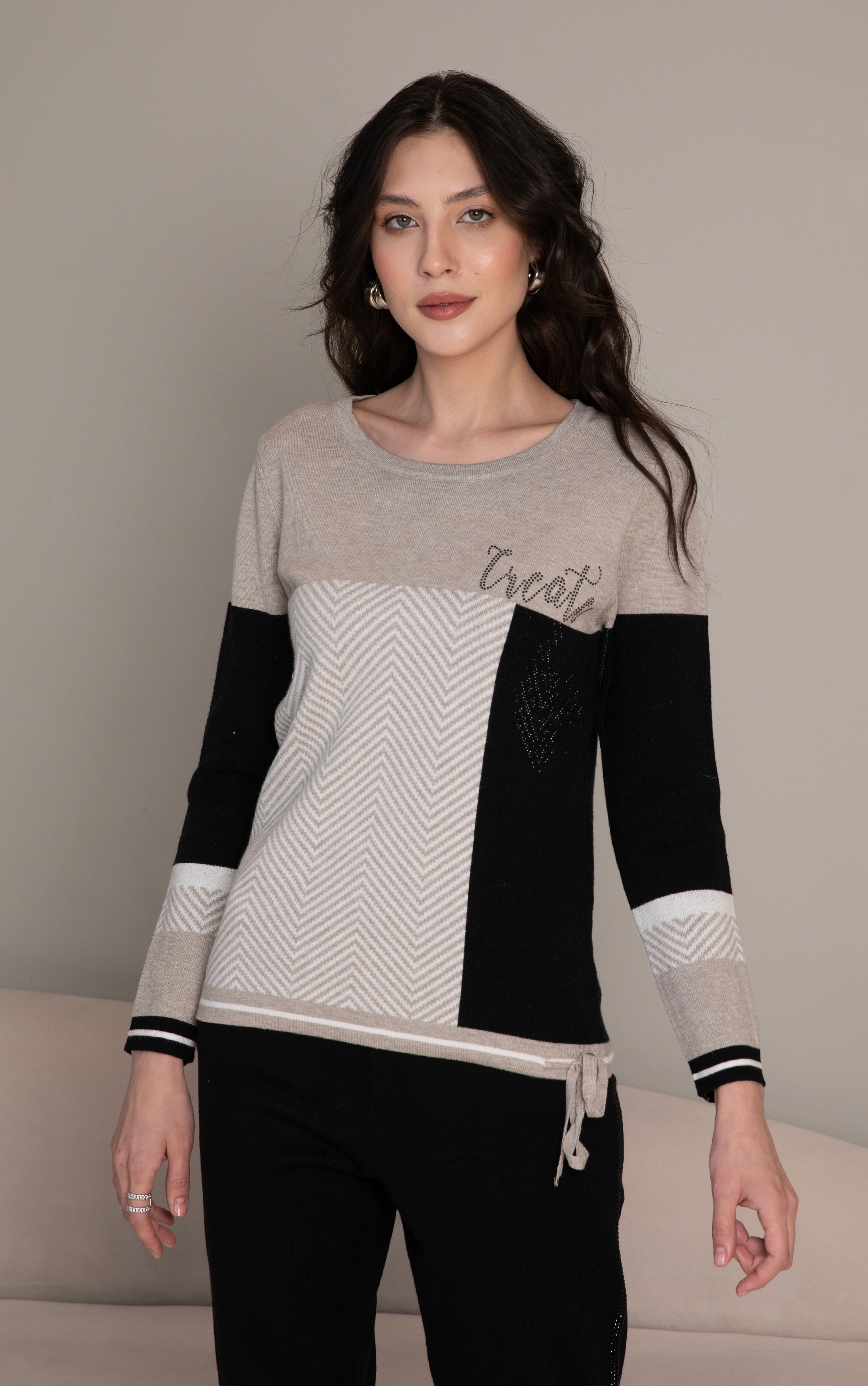 Pullover mit Fischgrätenmuster und Strassdetails