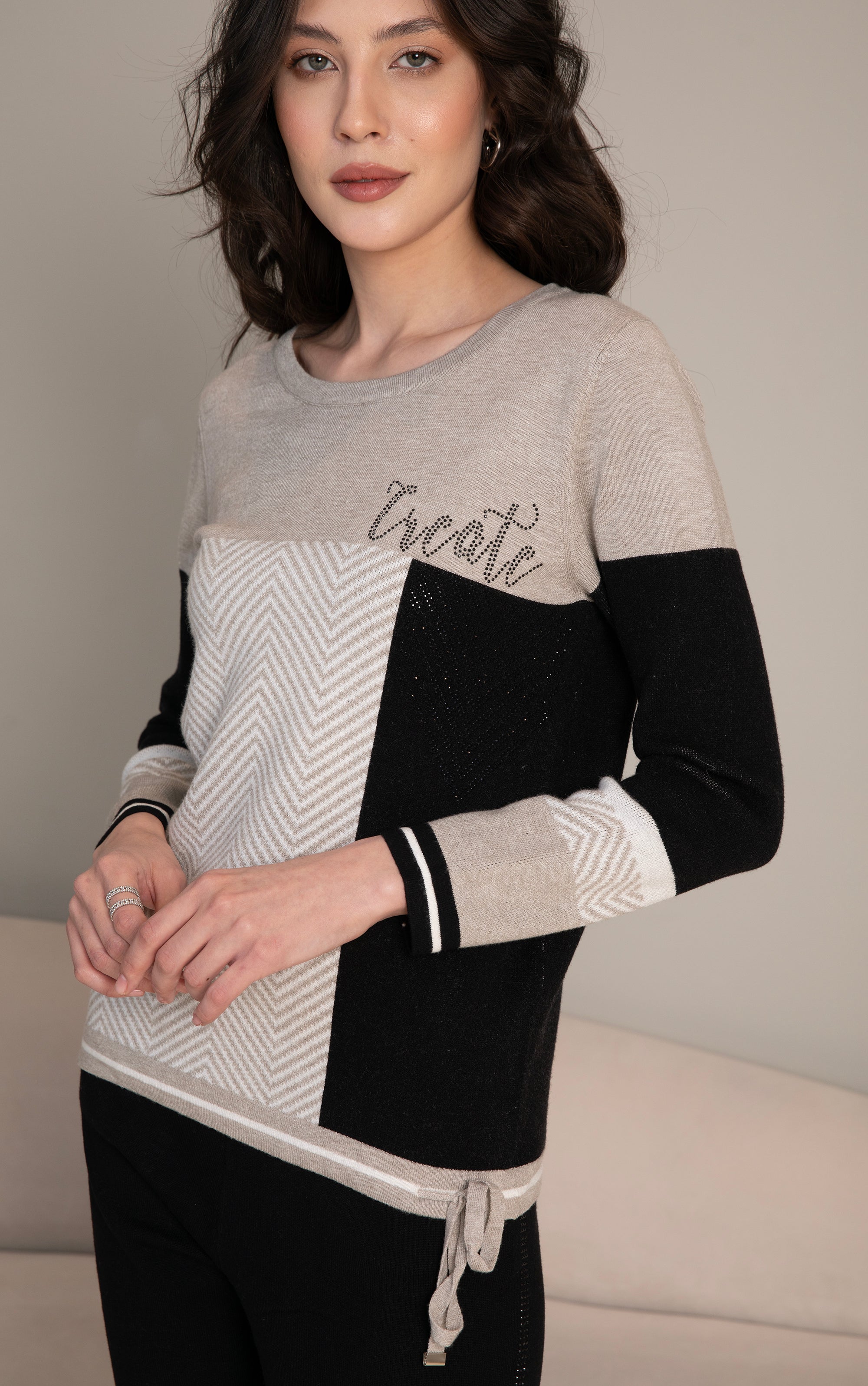 Pullover mit Fischgrätenmuster und Strassdetails