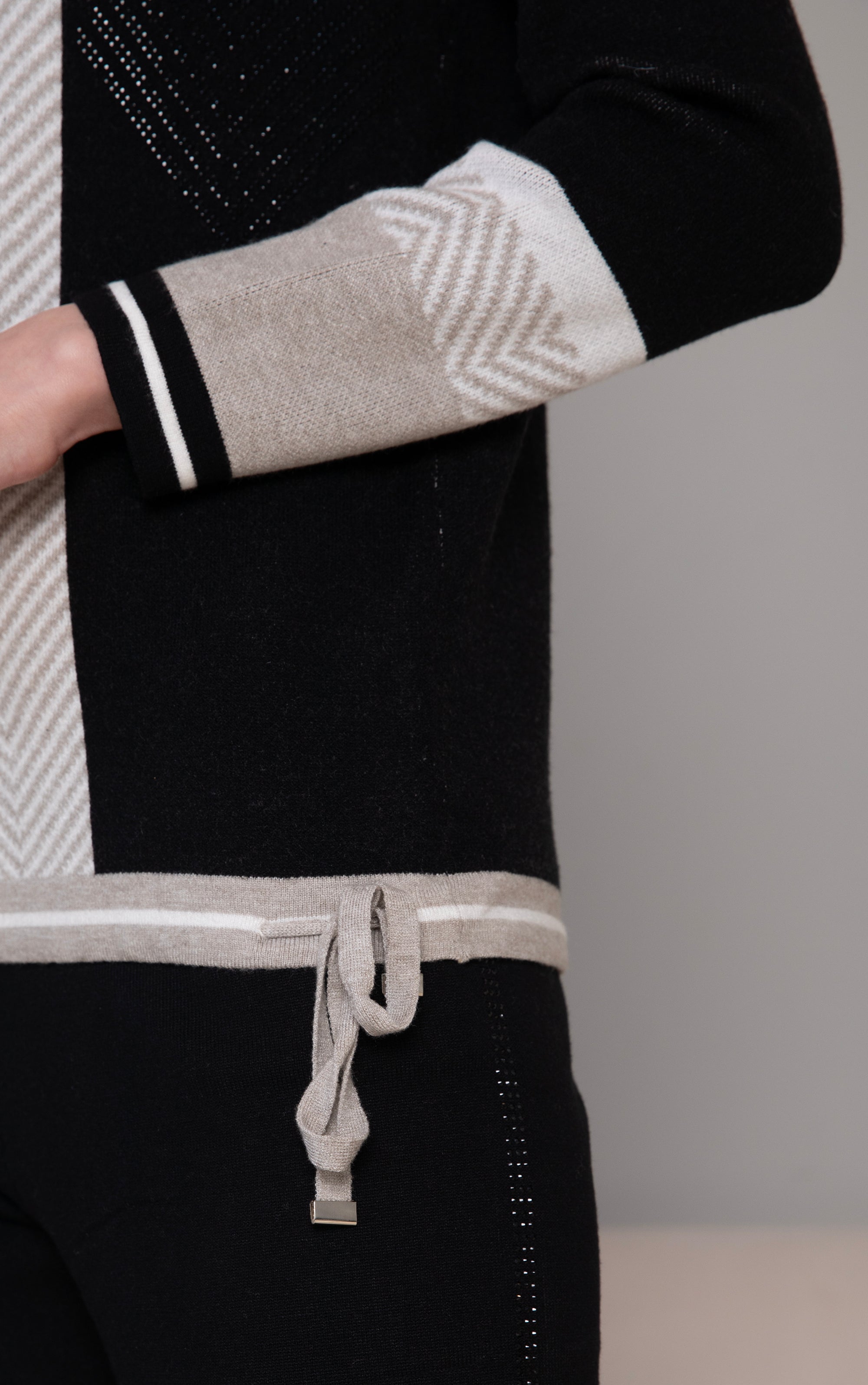 Pullover mit Fischgrätenmuster und Strassdetails