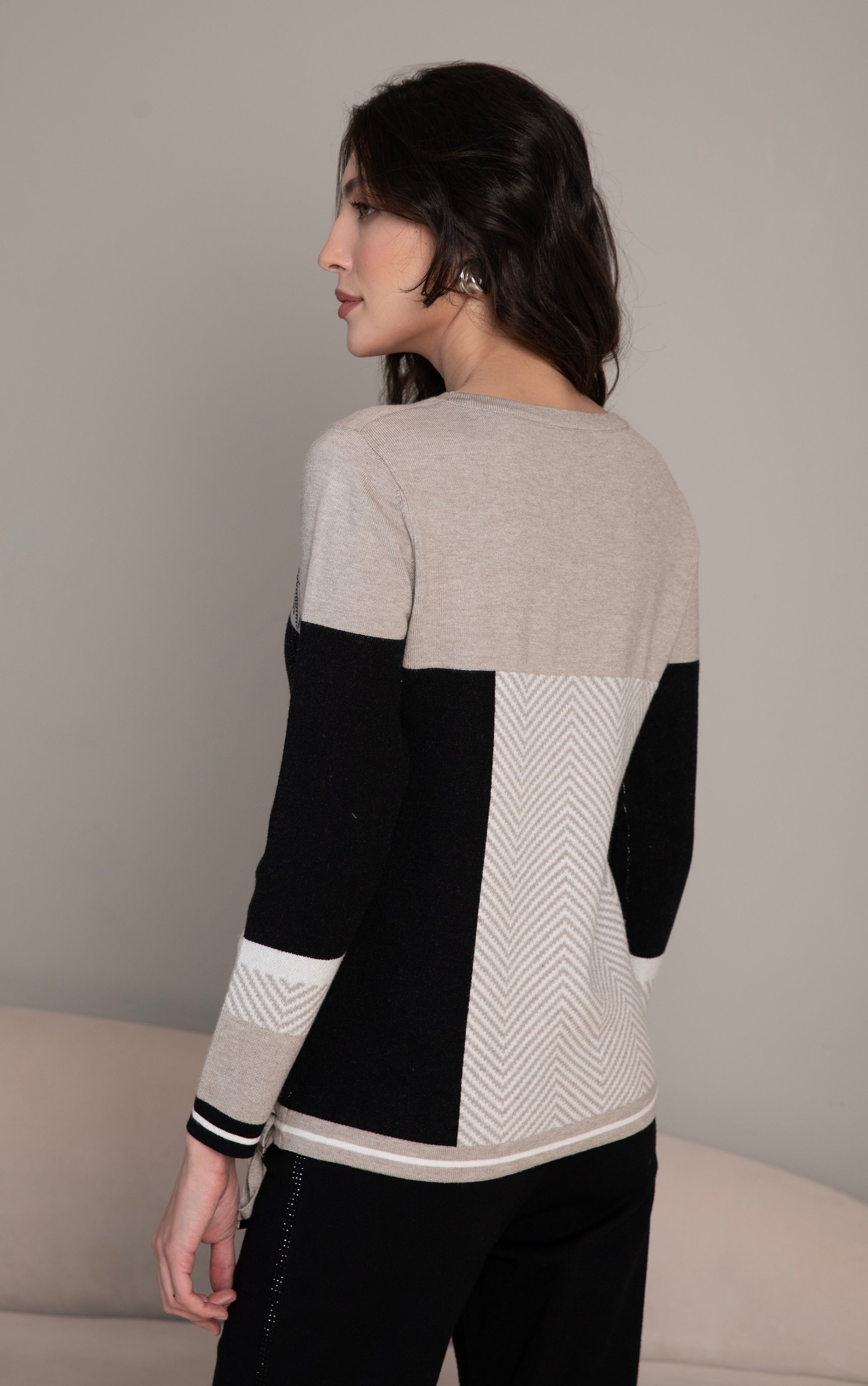 Pullover mit Fischgrätenmuster und Strassdetails