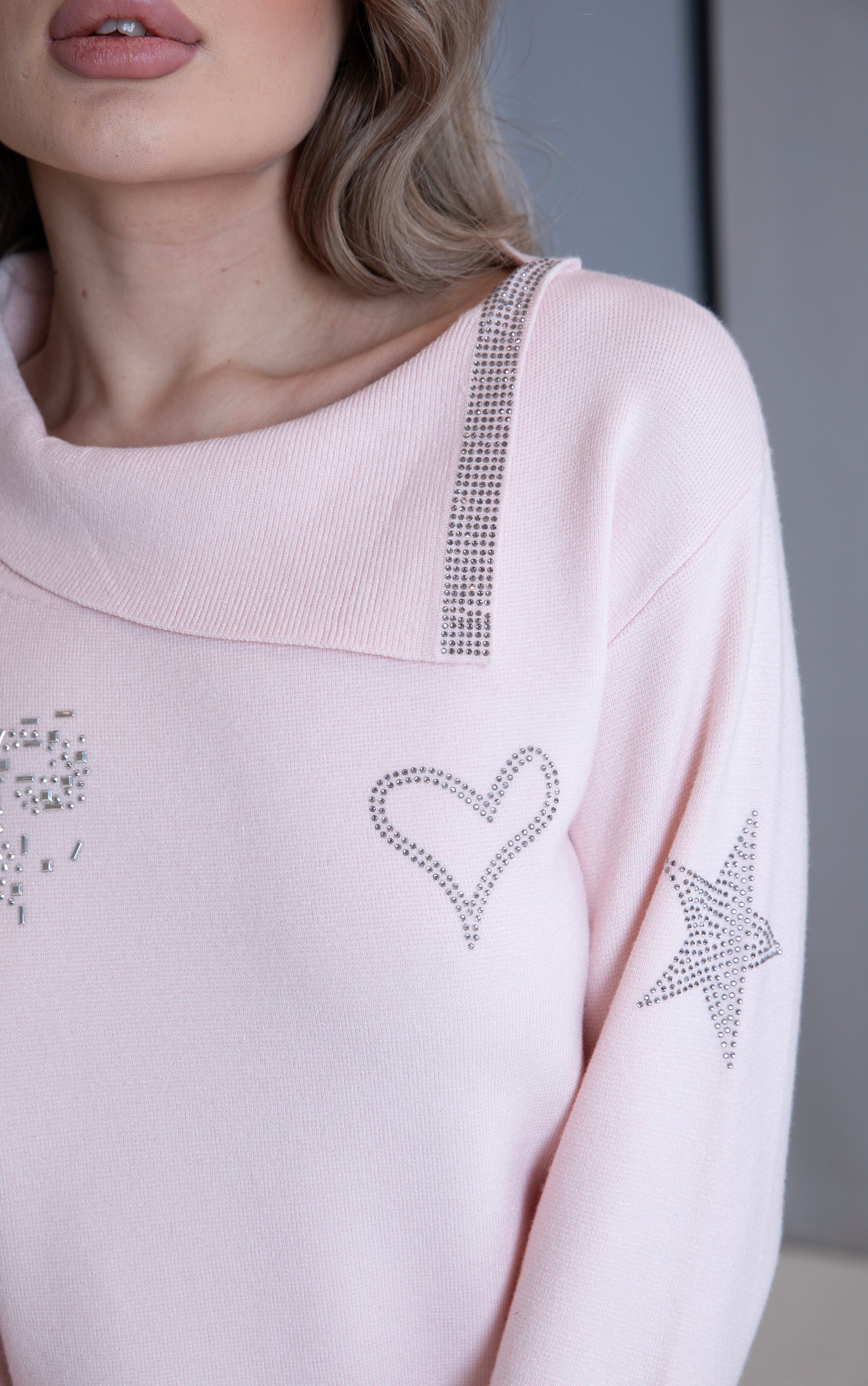 Pullover mit Umschlagkragen und Strassmotiven
