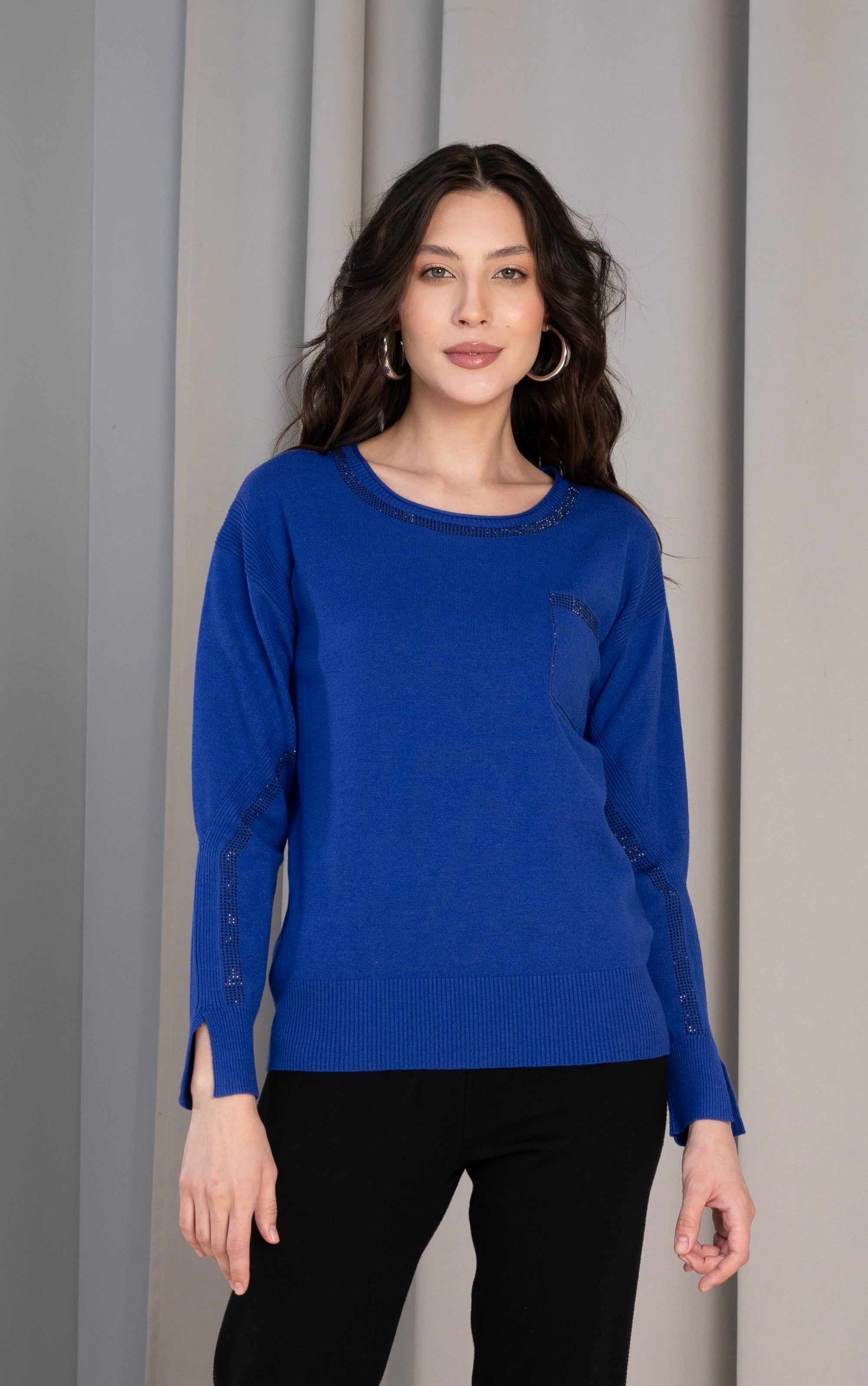 Strickpullover mit Vordertasche und Strassdetails