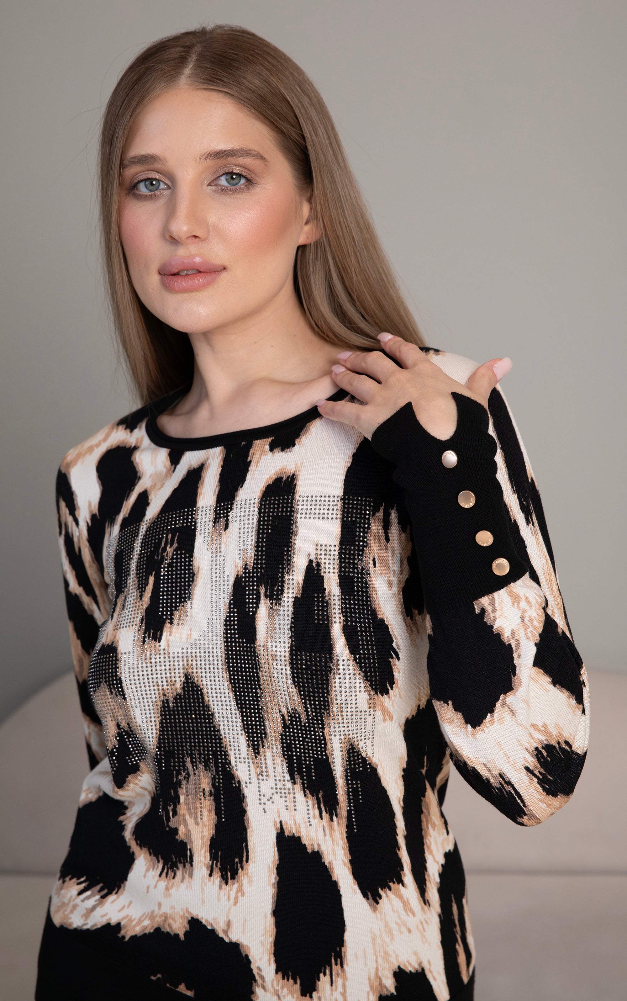 Strickpullover mit Tiermuster und Strassdetails