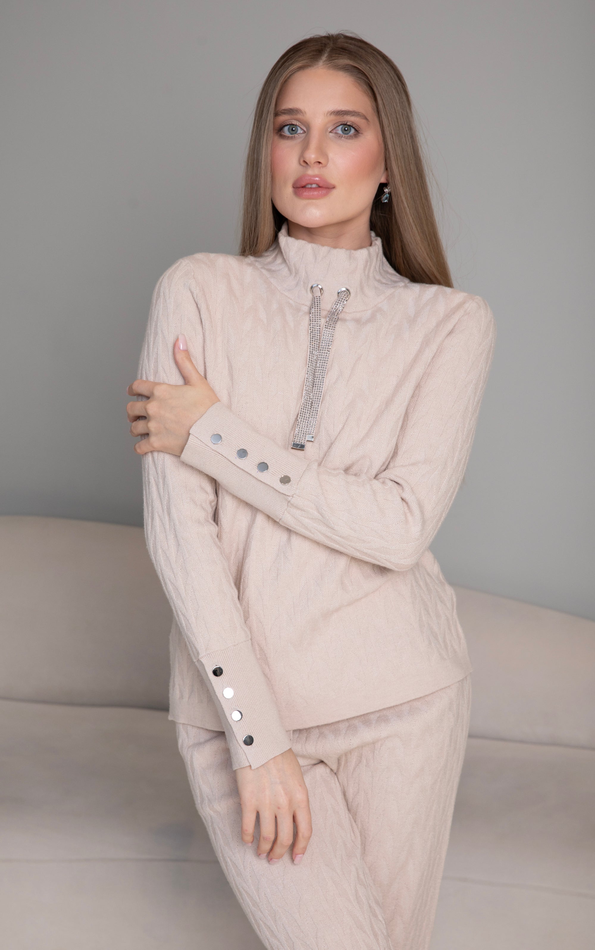 Strickpullover mit hohem Halsausschnitt aus Strukturstrick