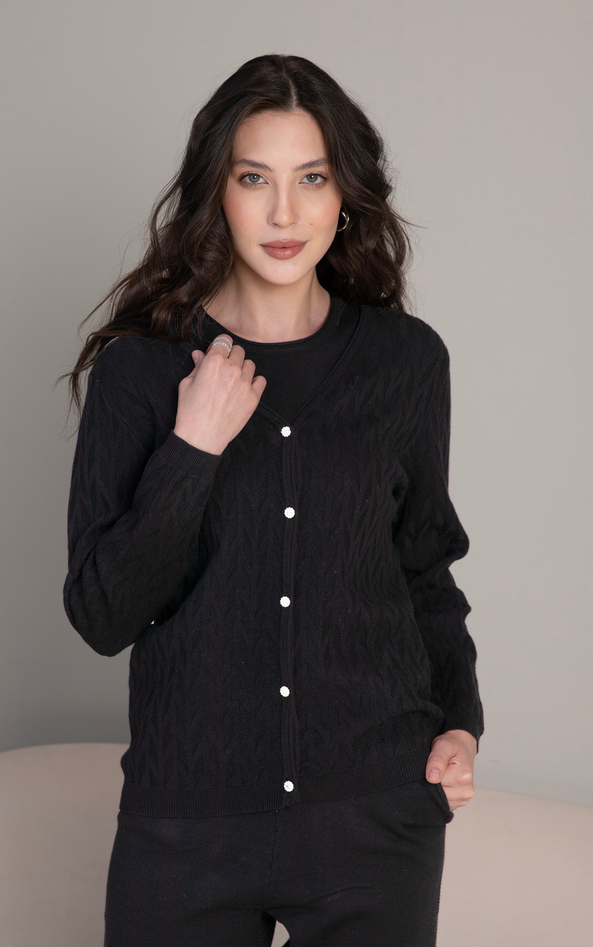 Twinset in Schwarz mit Zopfmuster