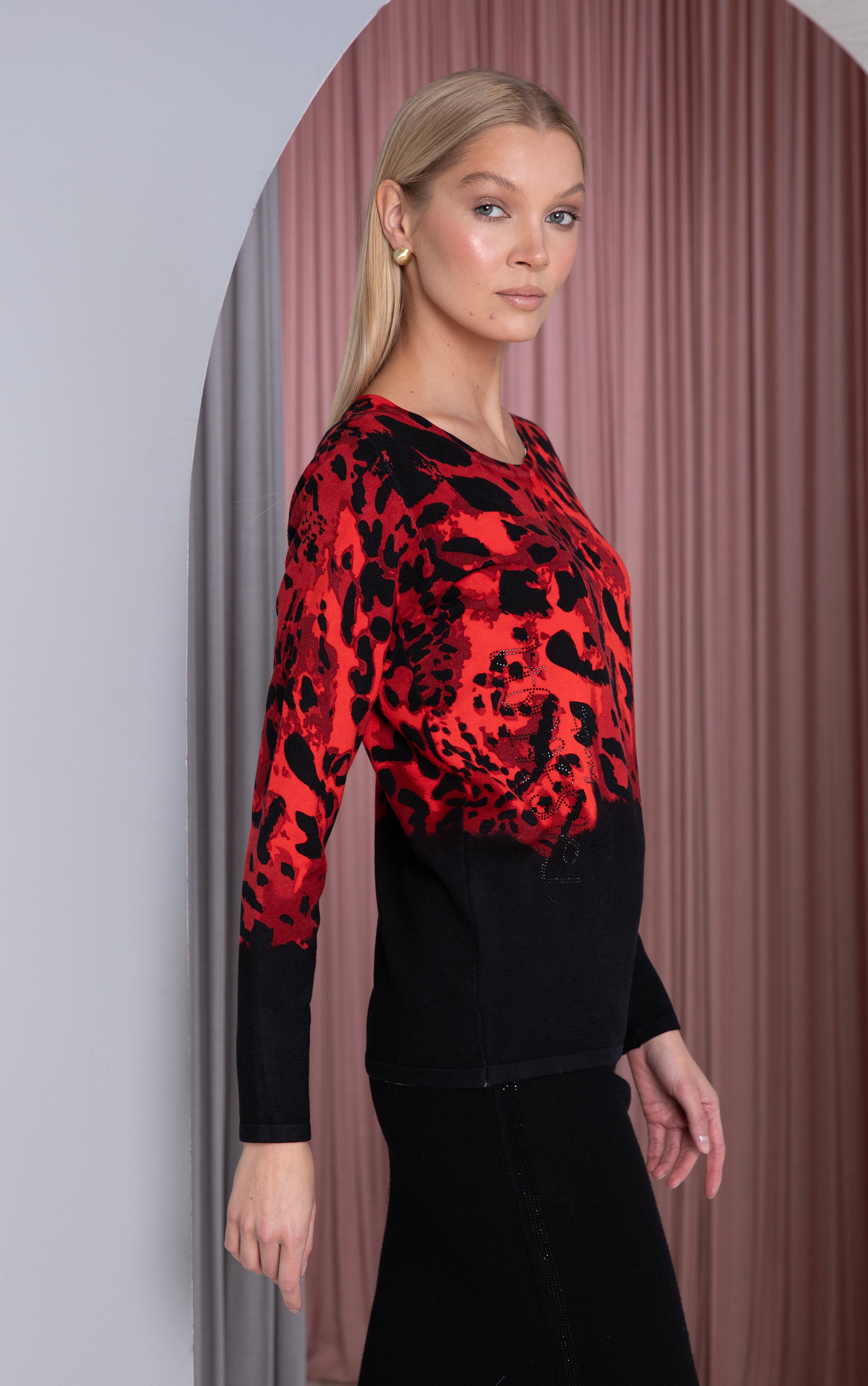 Strickpullover mit rotem Leopardenmuster