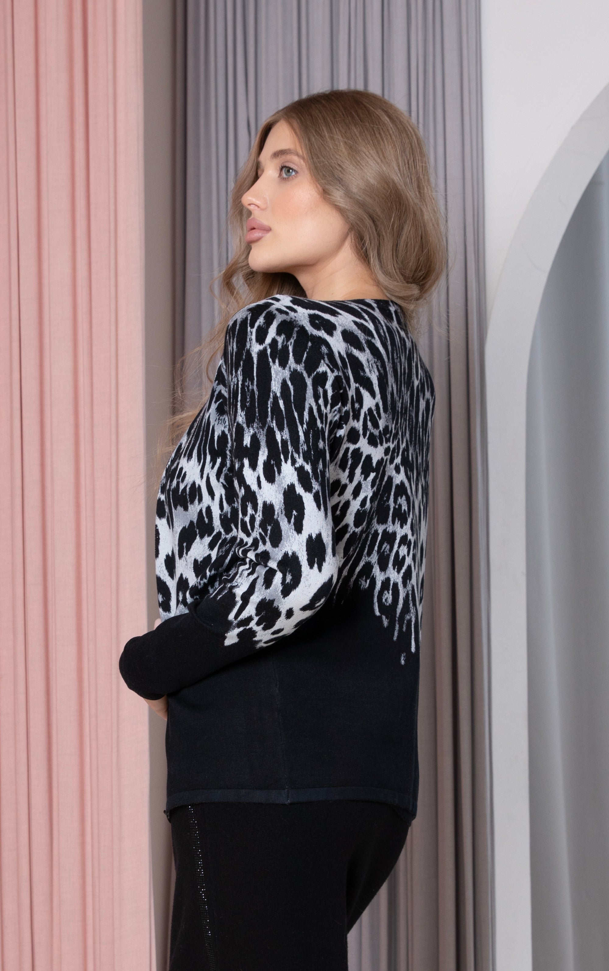 Twinset mit grauem Leopardenmuster