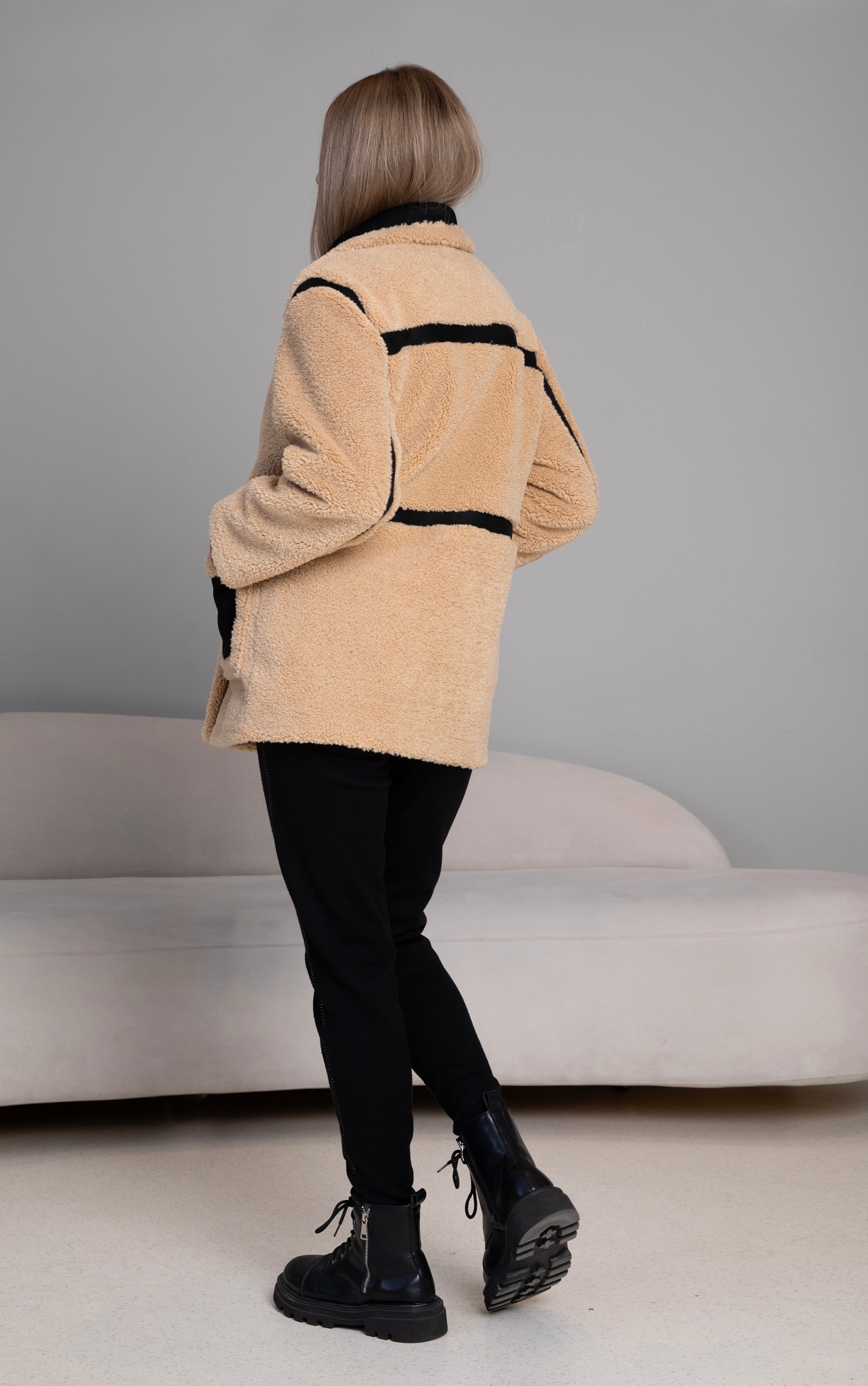 Teddyfleecejacke in Beige mit zwei Vordertaschen