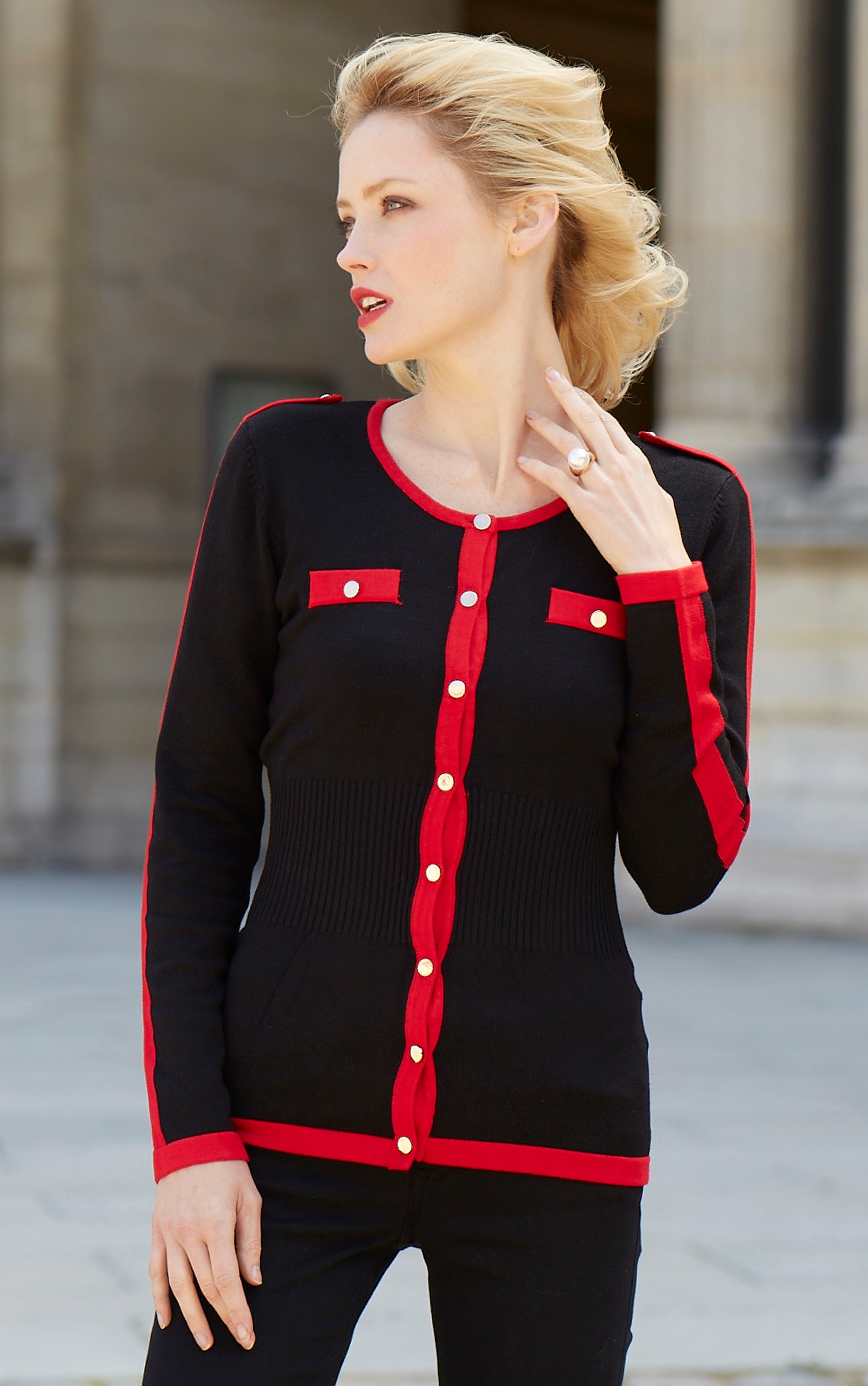 Twinset in Schwarz mit roten Kanten und Taschendetails