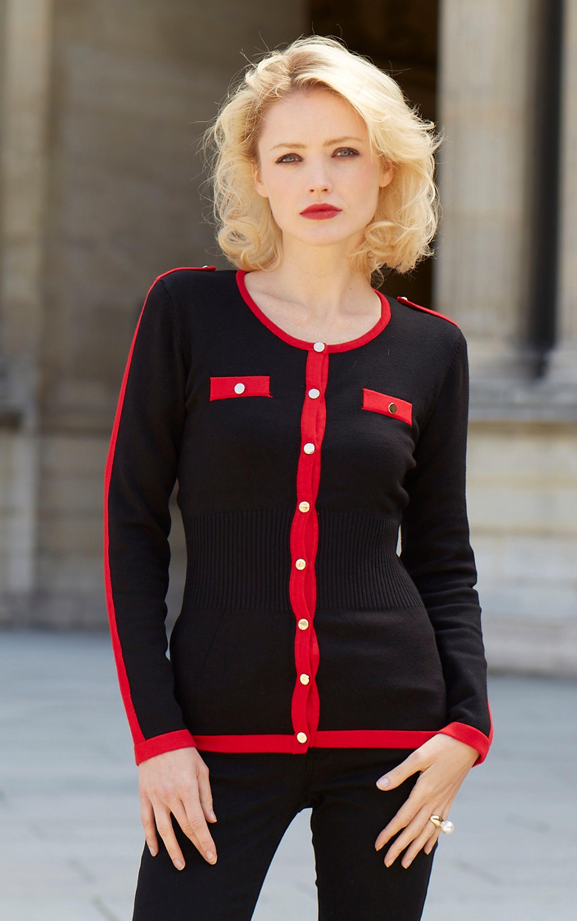 Twinset in Schwarz mit roten Kanten und Taschendetails