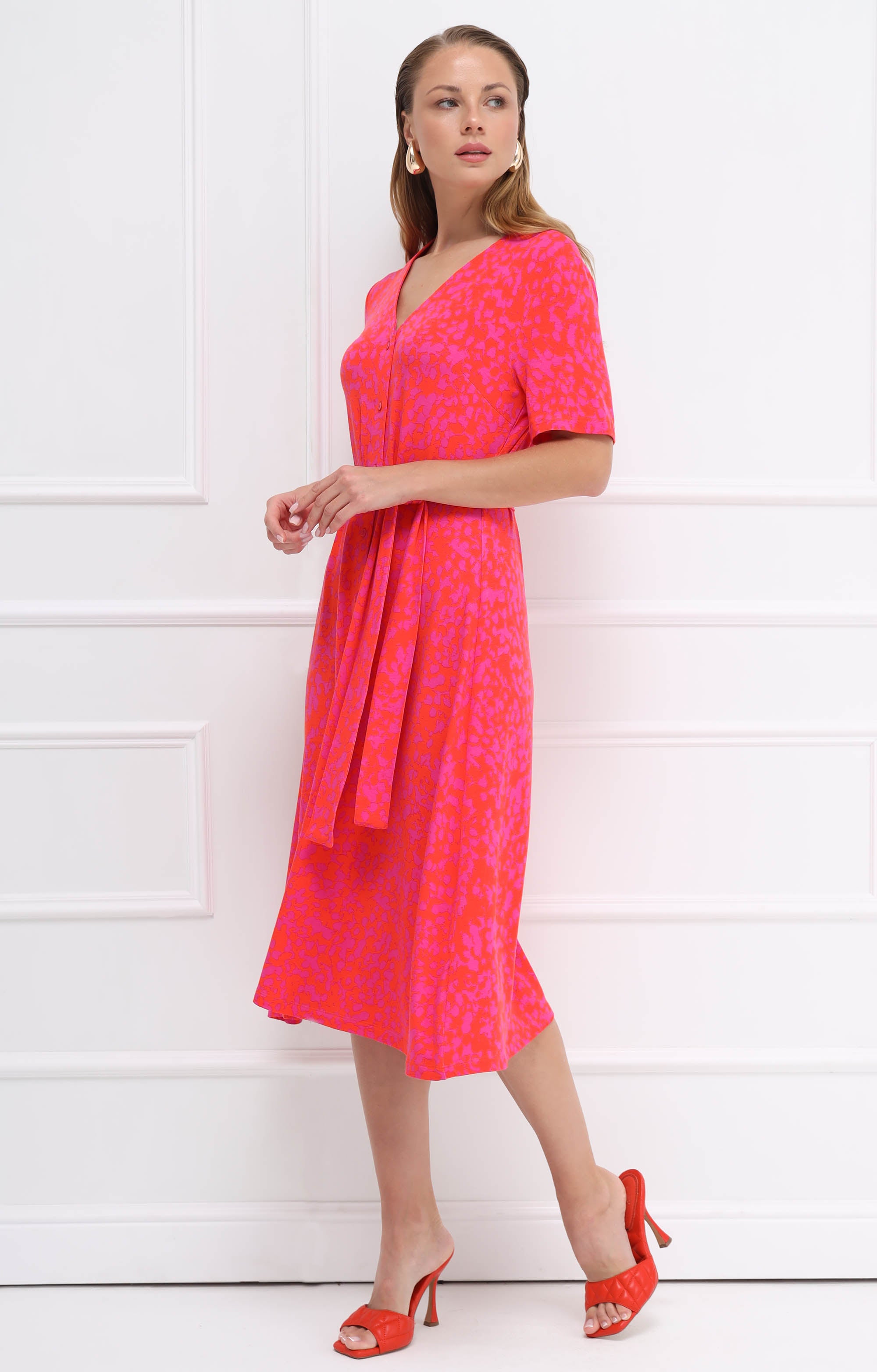 Kleid mit Bindegürtel