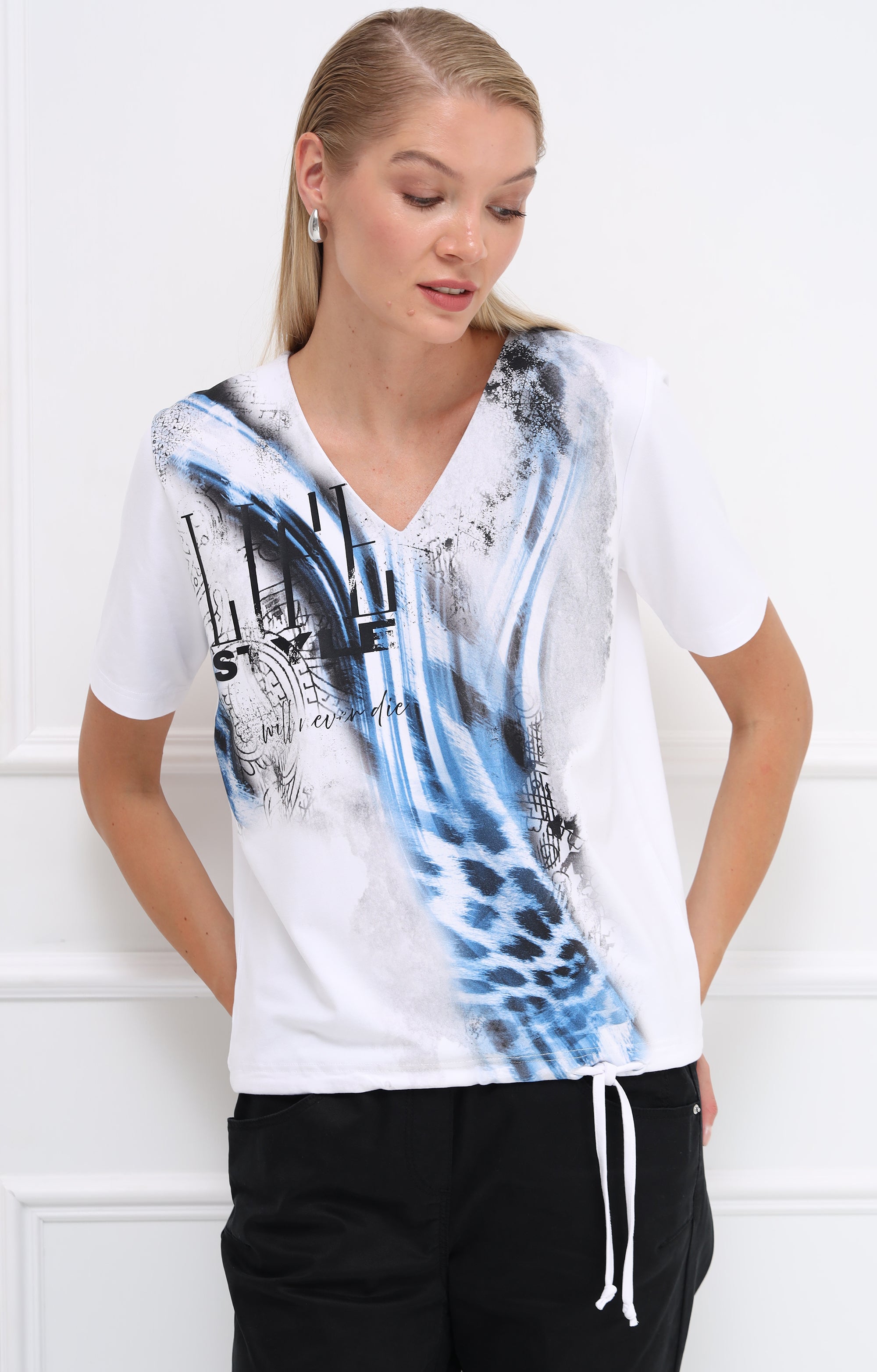 T-Shirt in klassischem Weiß mit einem schwarz-blauen abstrakten Animal- und Text-Print