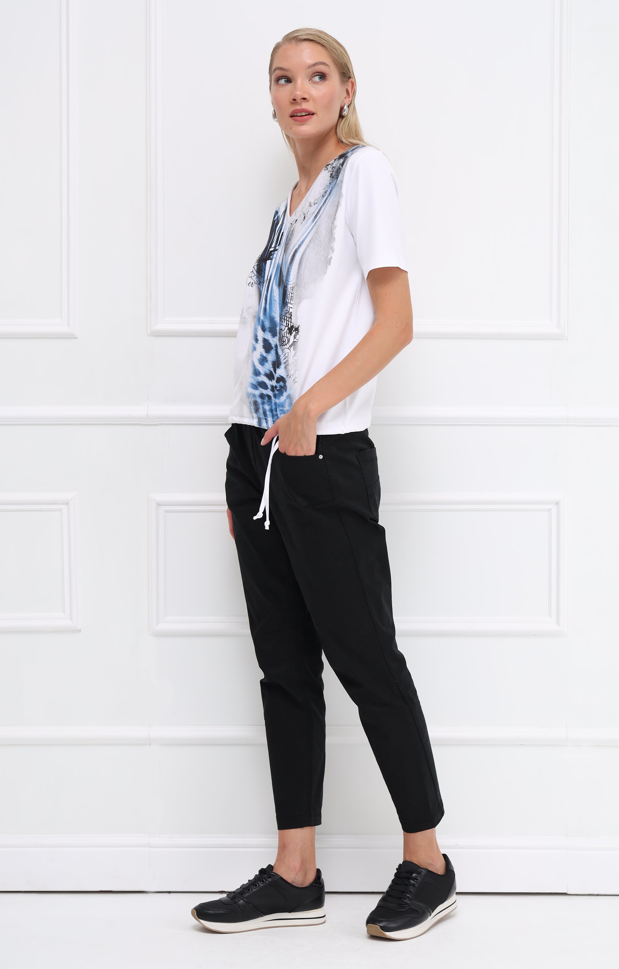 T-Shirt in klassischem Weiß mit einem schwarz-blauen abstrakten Animal- und Text-Print