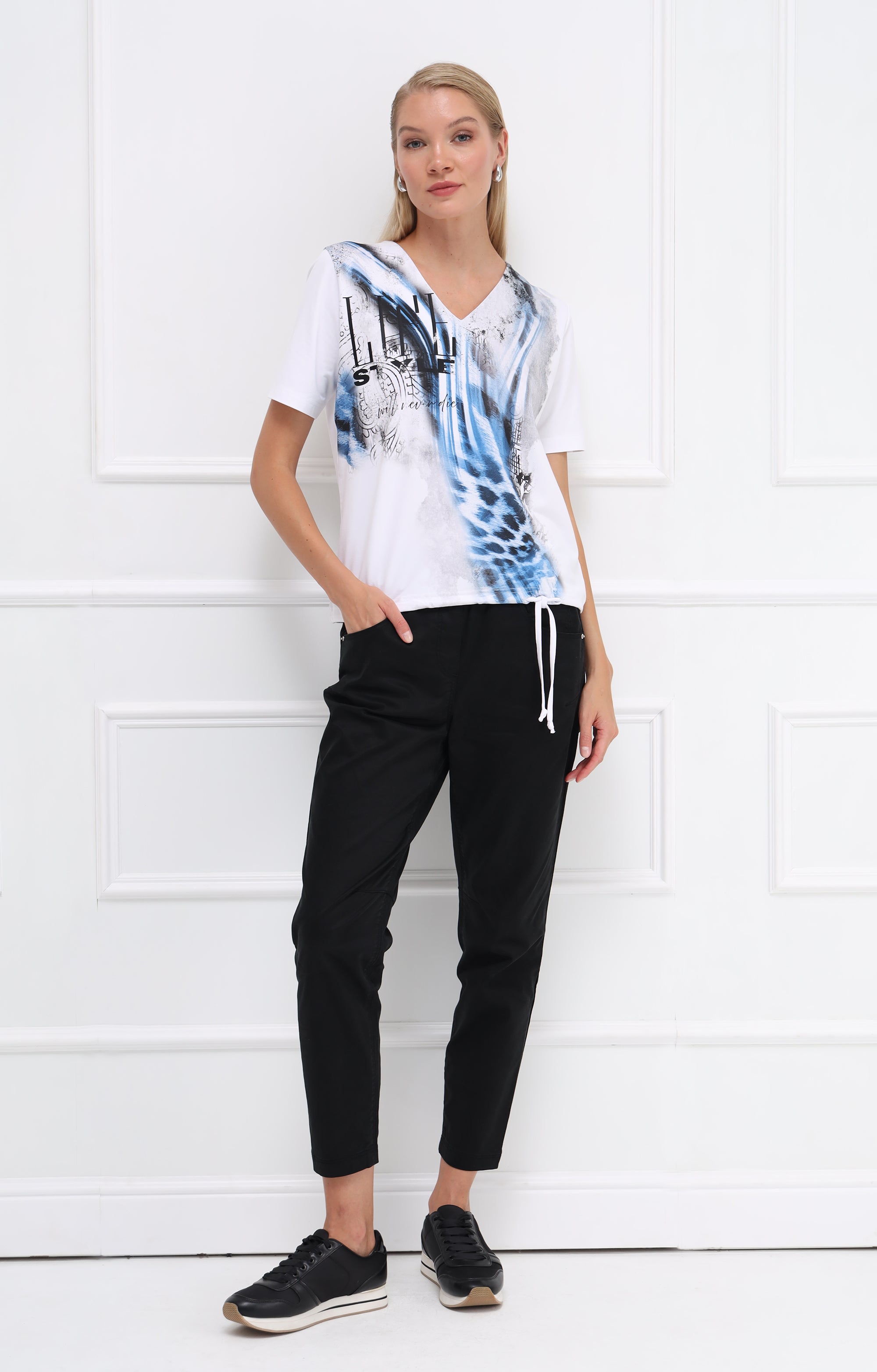 T-Shirt in klassischem Weiß mit einem schwarz-blauen abstrakten Animal- und Text-Print
