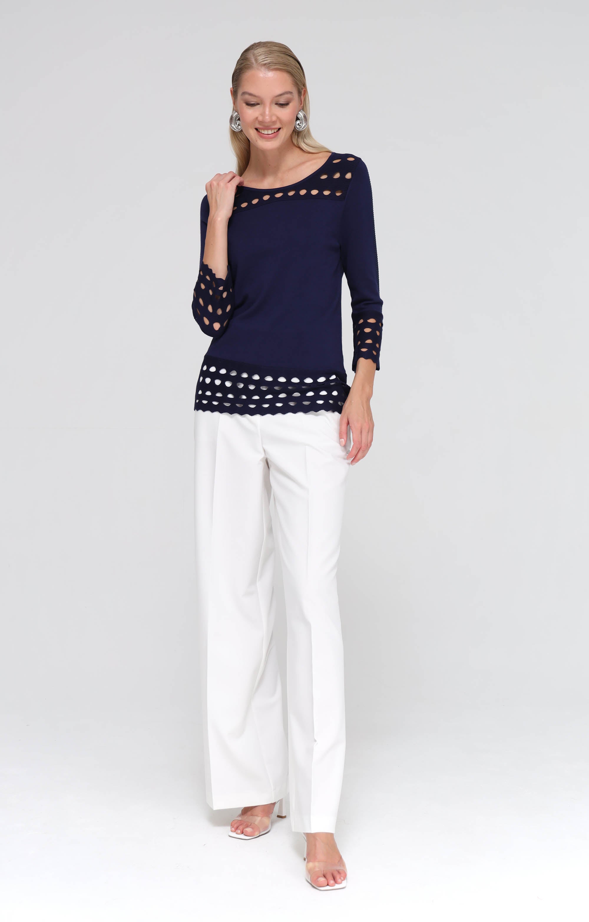 Pullover mit perforierten Akzenten und Strass
