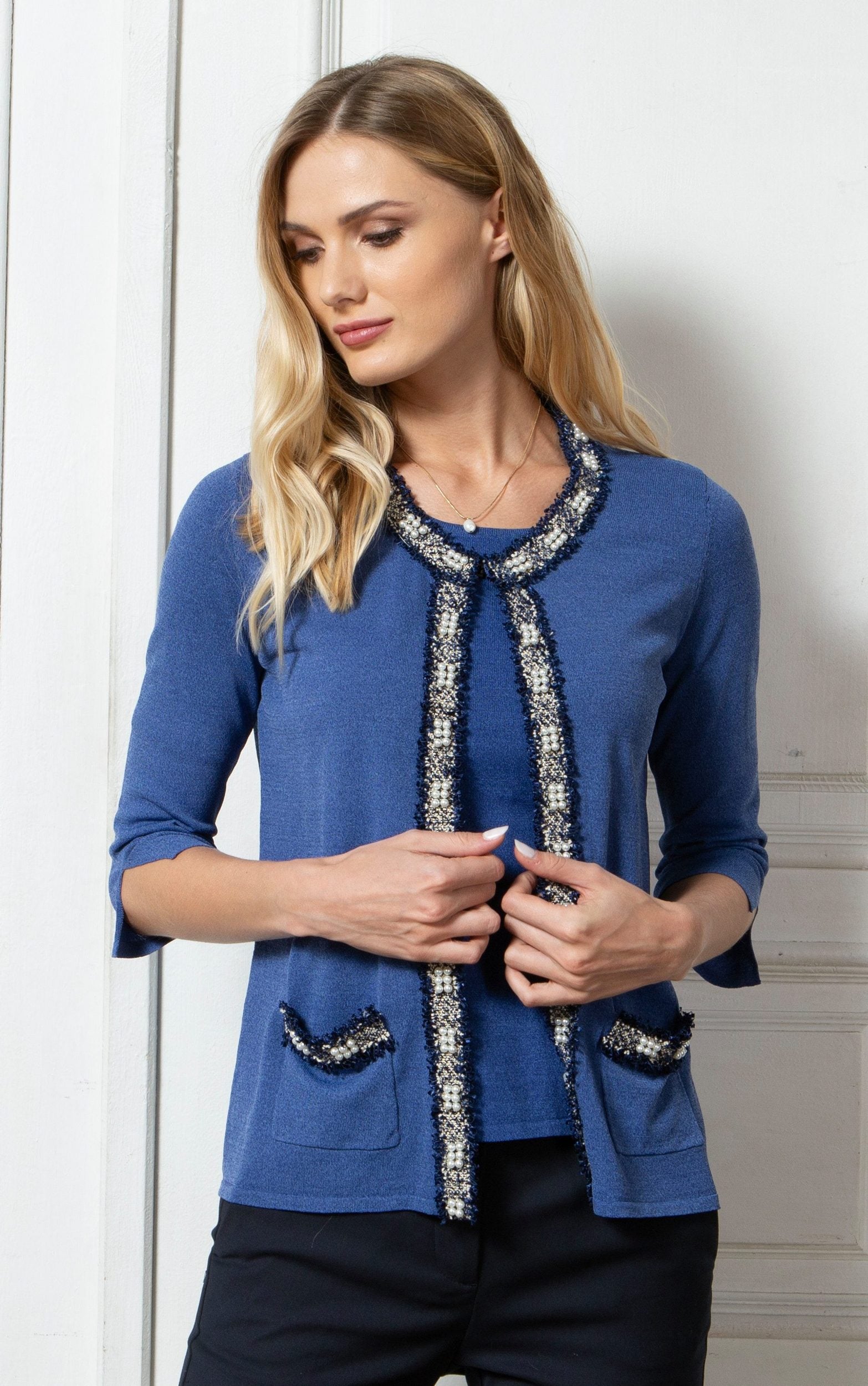 Twinset mit Bouclé- und Perlenbesatz