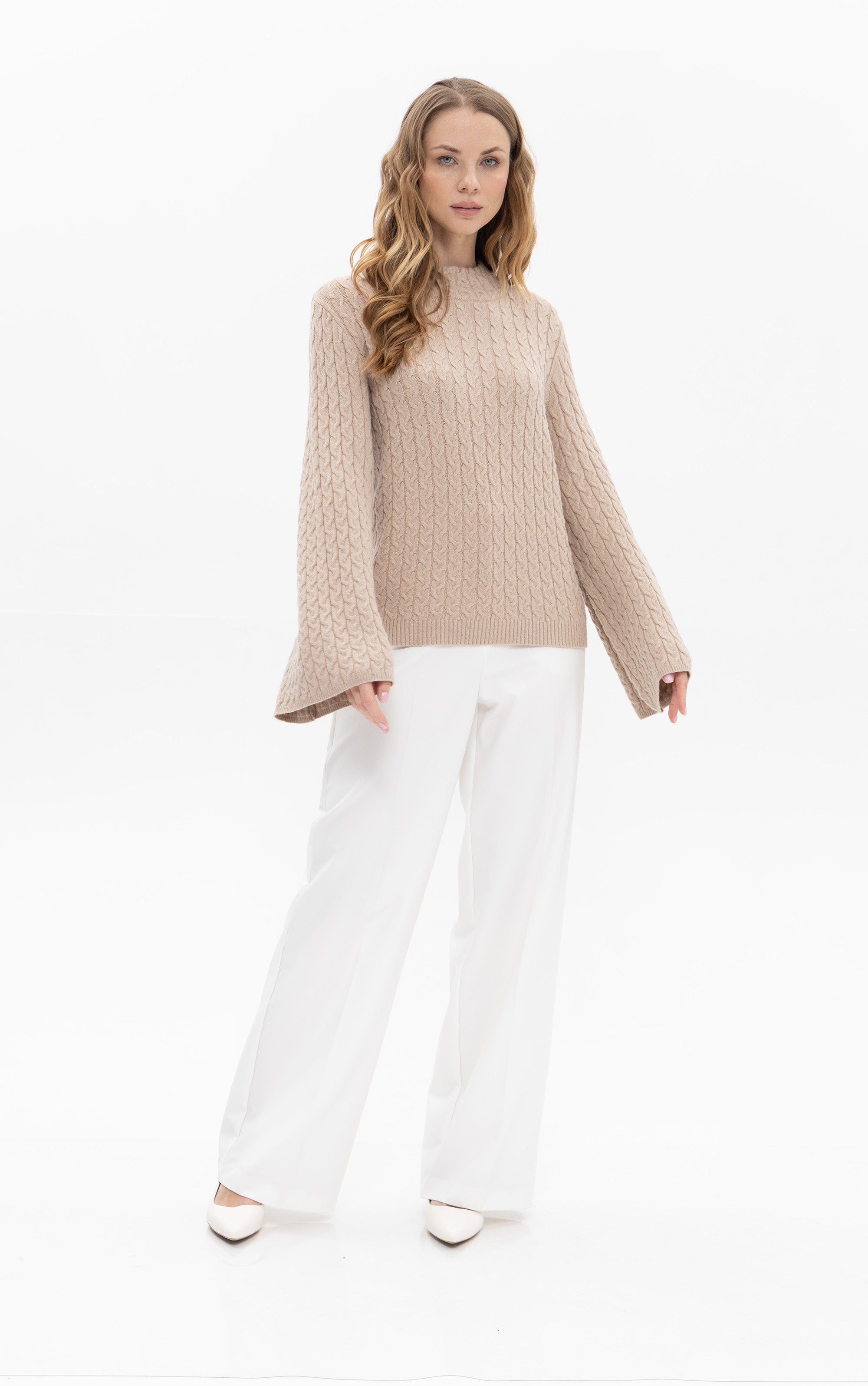 Pullover mit Zopfstrickmuster