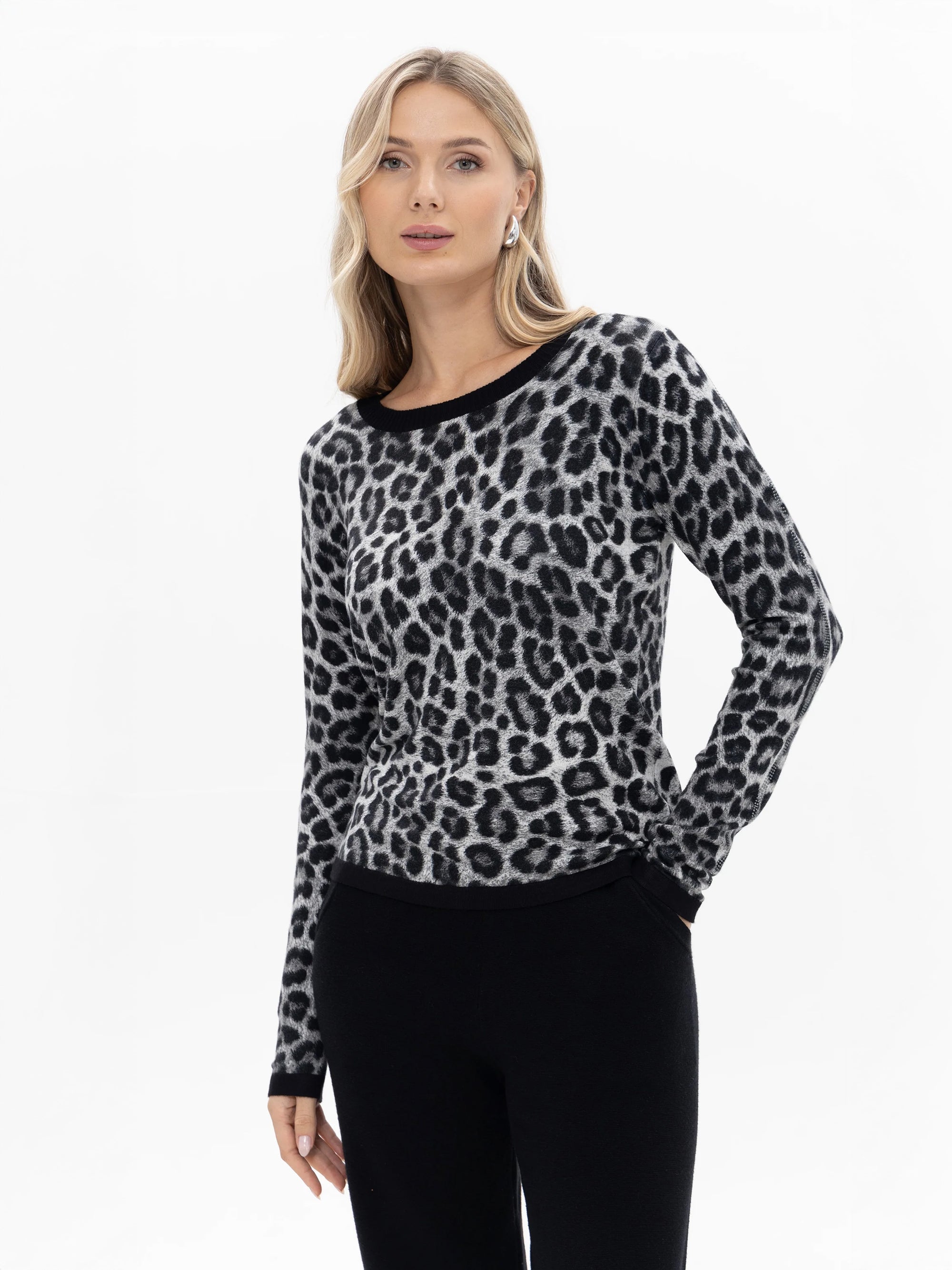 Rundhalspullover mit Leoprint