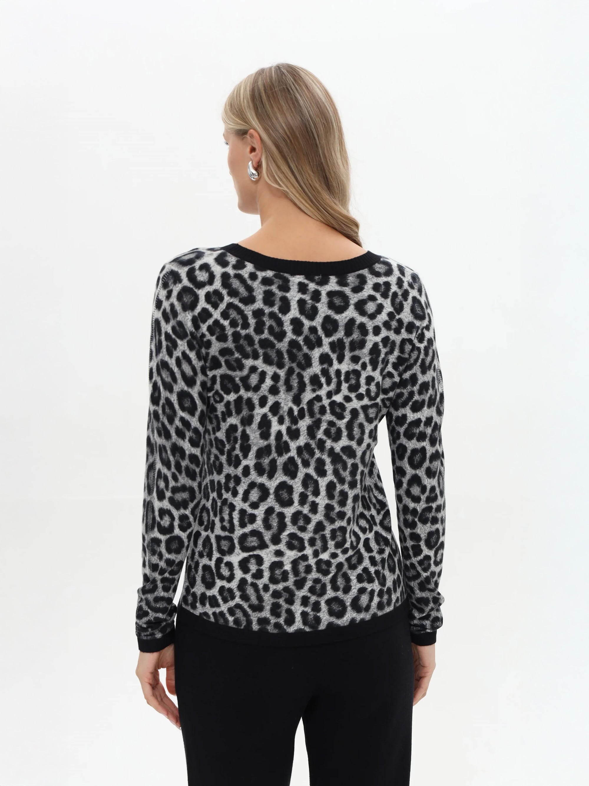 Rundhalspullover mit Leoprint